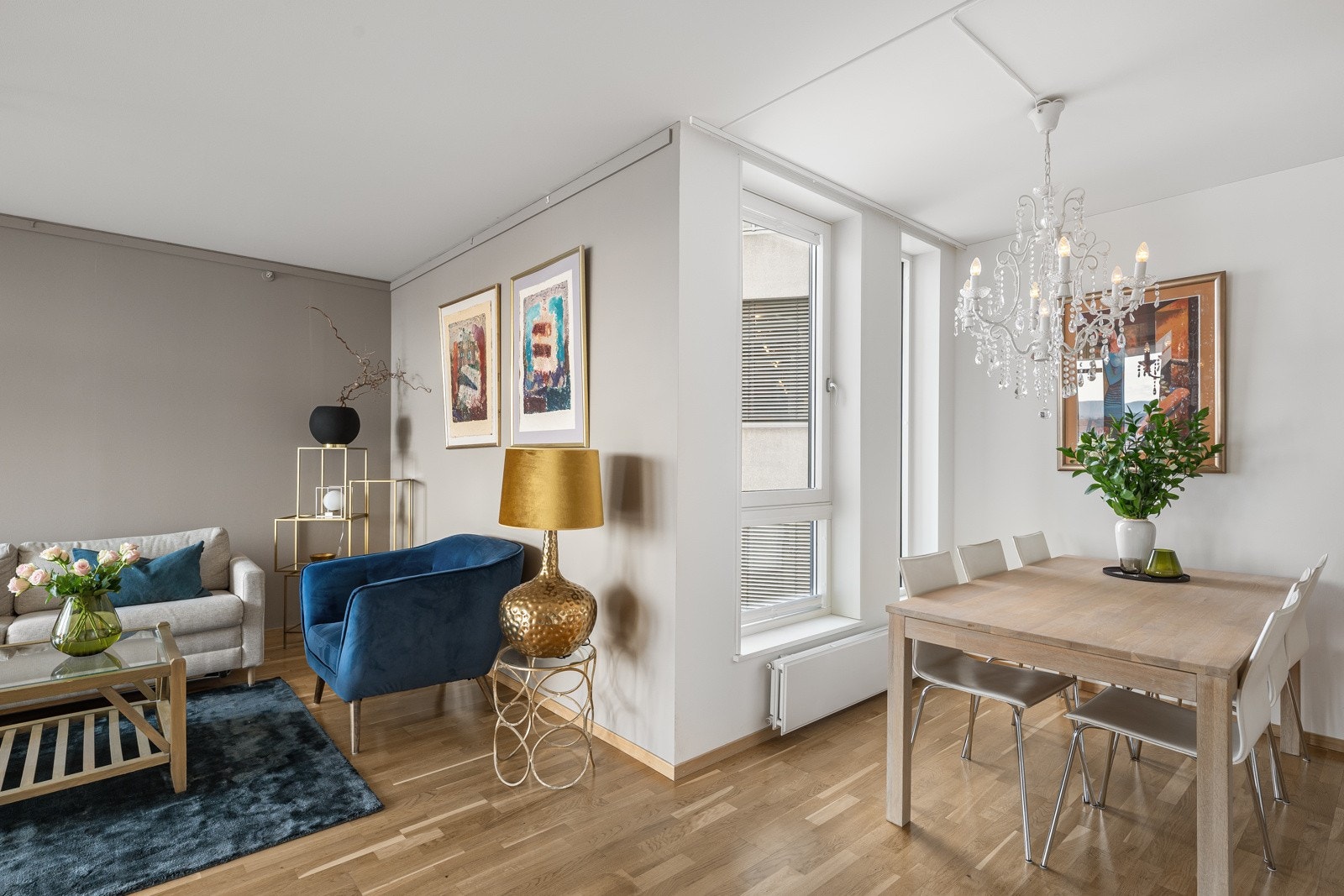 Plass til spisebord som kan utvides til festlige anledninger Galleribilde