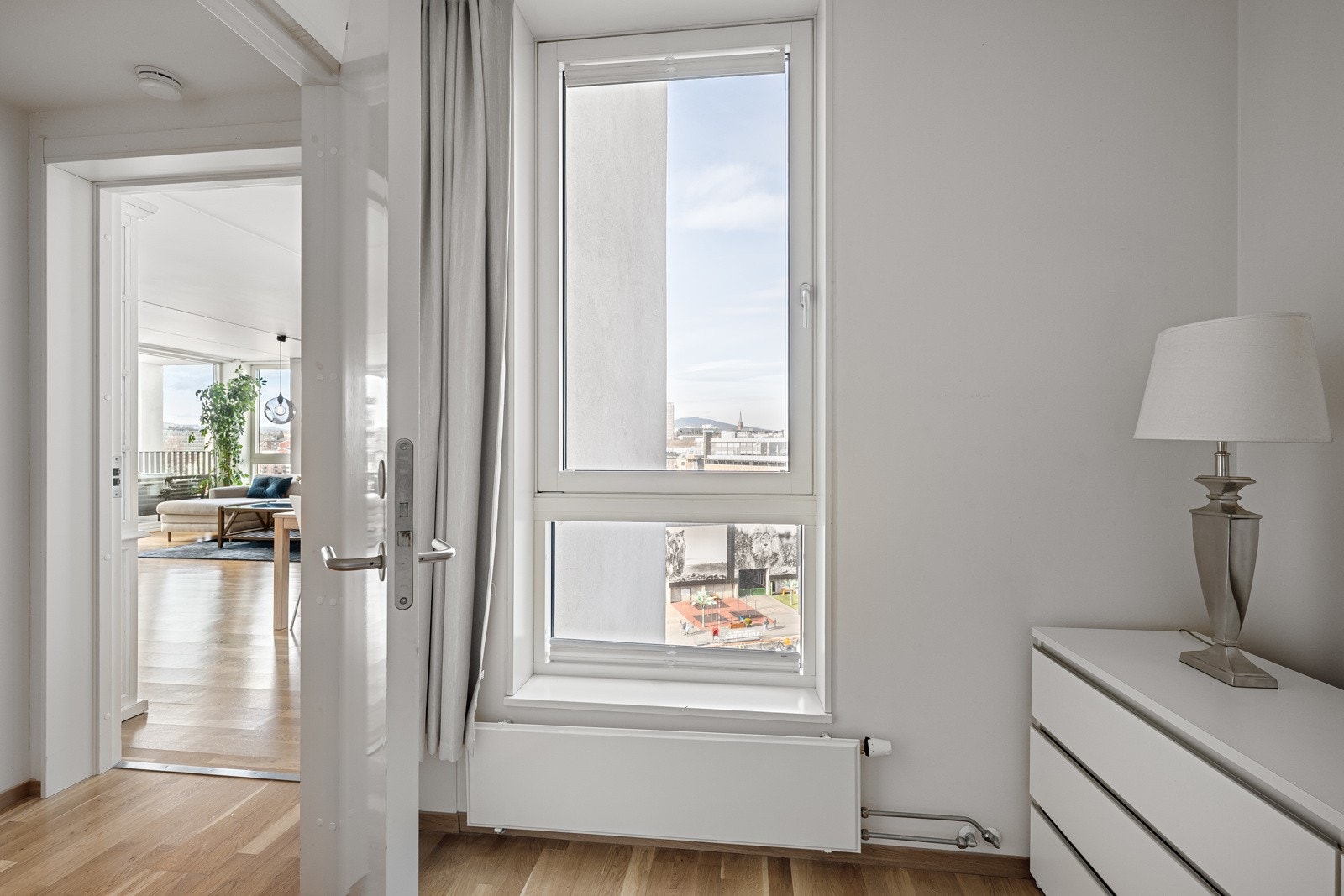 Det er to soverom i leiligheten - De ligger i hver sin ende av boligen Galleribilde