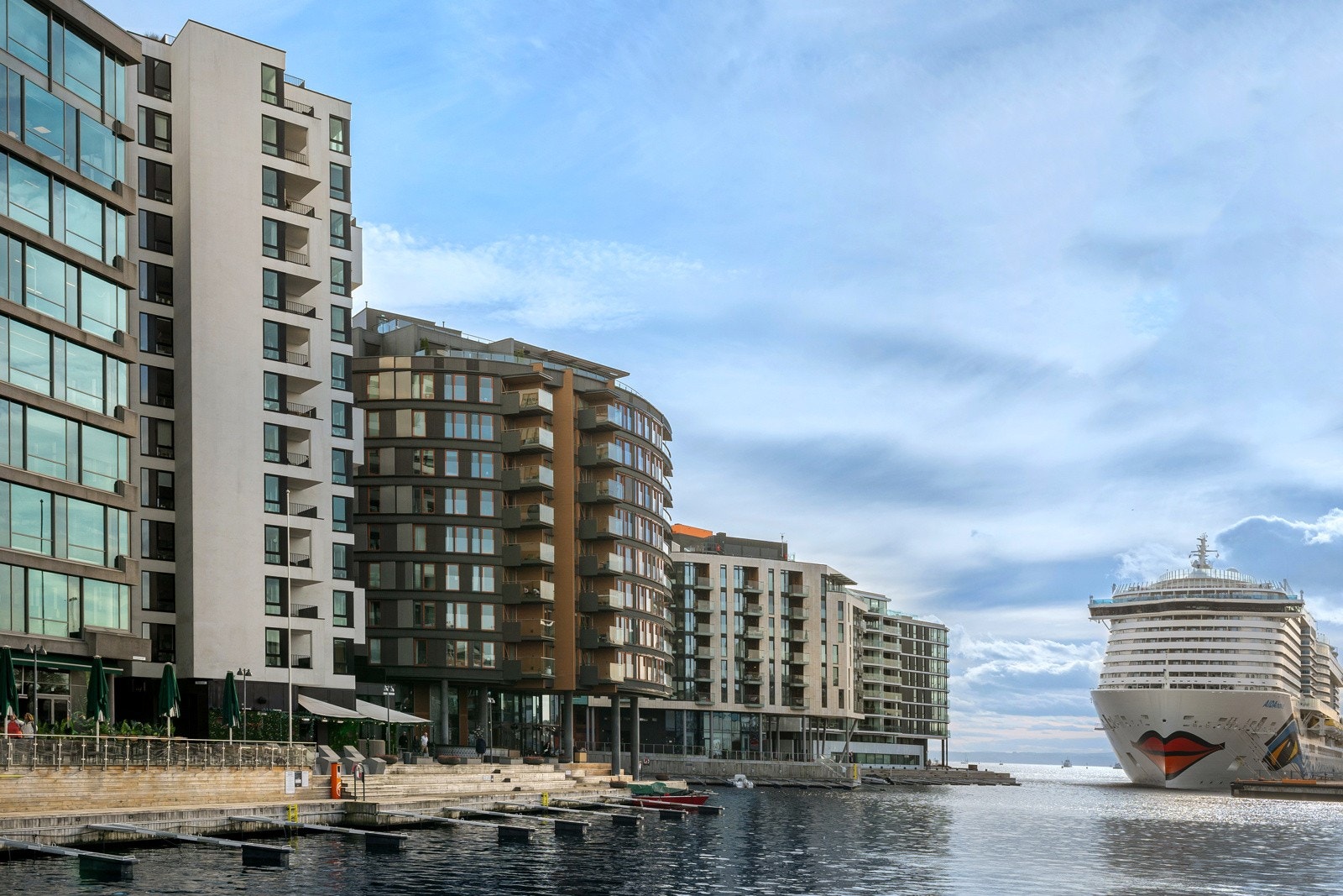 Dette er det høyeste bygget på Tjuvholmen, og fra leiligheten har man spektakulær utsikt mot sjøen og Oslos vestre bydeler Galleribilde