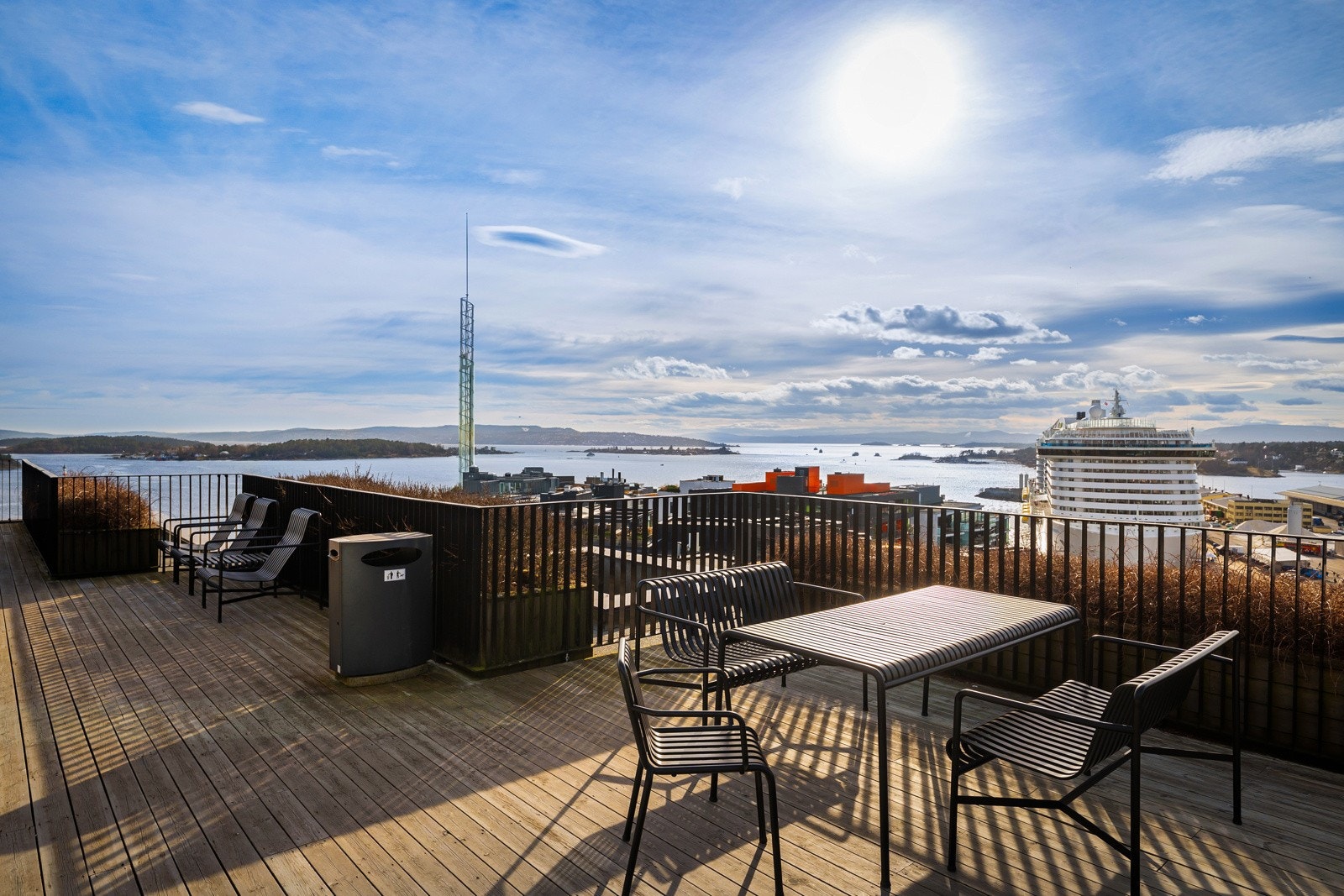 Felles takterrasse med fantastisk utsikt og sol hele dagen Galleribilde