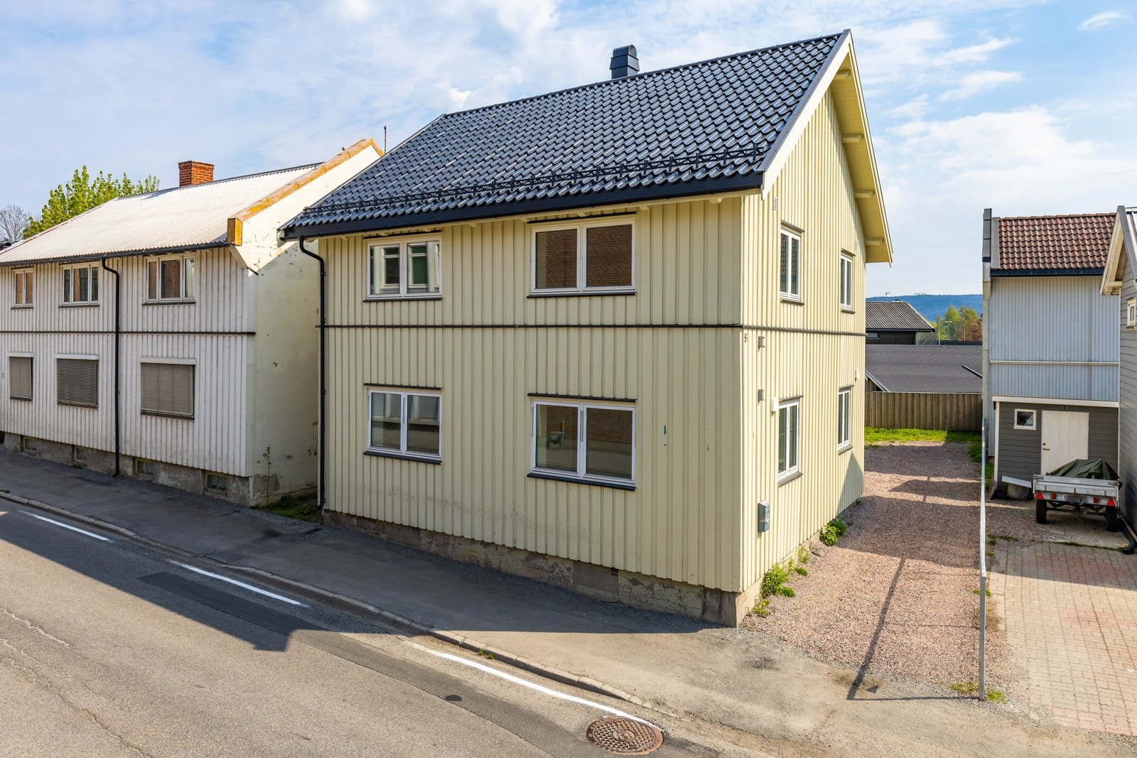 Eiendommen ligger i et meget attraktivt og sentralt sentralt boligområde på Brakerøya i Drammen kommune. Boligen ligger rett ved Brakerøyabanen, det er bussholdeplass rett utenfor døren og kort gange til Brakerøya stasjon. Galleribilde