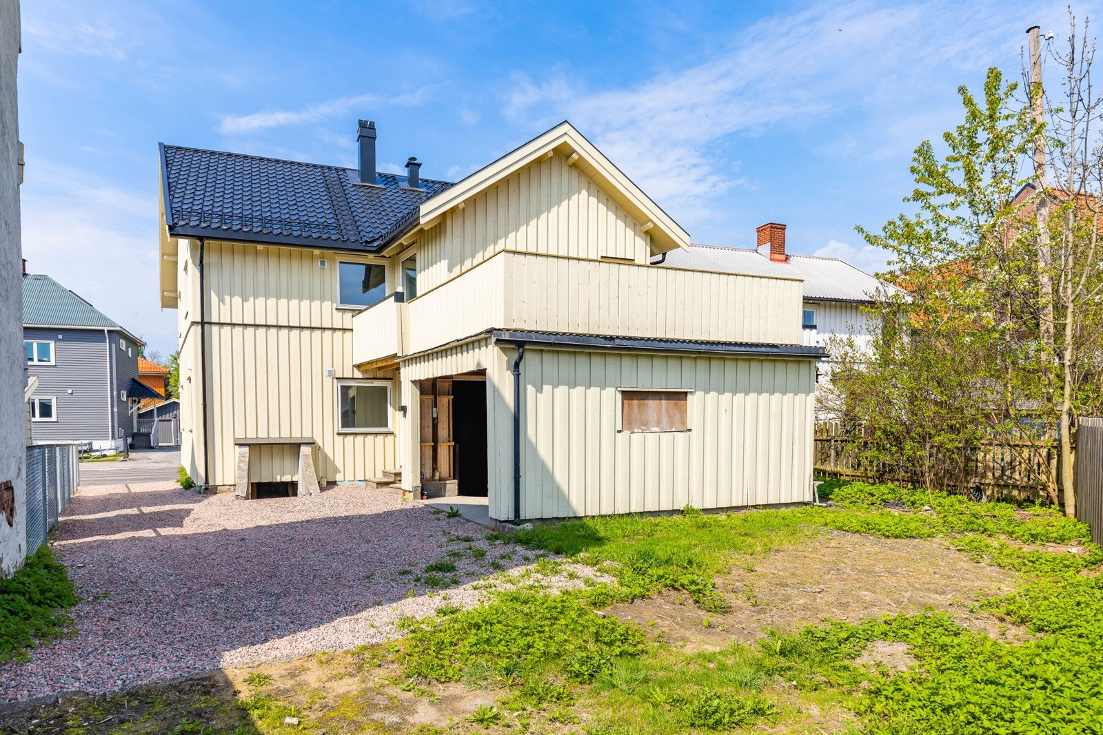 Hele tak-konstruksjonen ble skiftet i 2021. Loftet ble isolert med 30 cm sprøyteisolasjon. Fasader ble rehabilitert/etterisolert i 2021. Vinduer er fra 2005 i 1.etasje og fra 2022 i 2.etasje. Innvendig fremstår boligen med standard fra 2021/2022 Galleribilde