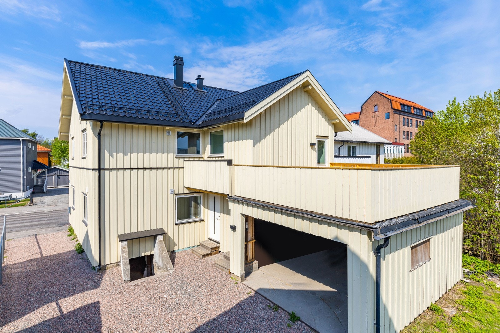 Det medfølger parkering i garasje som tilhører denne seksjonen. Det er avsatt 1 gjesteparkeringsplass i felles gårdsplass. Galleribilde