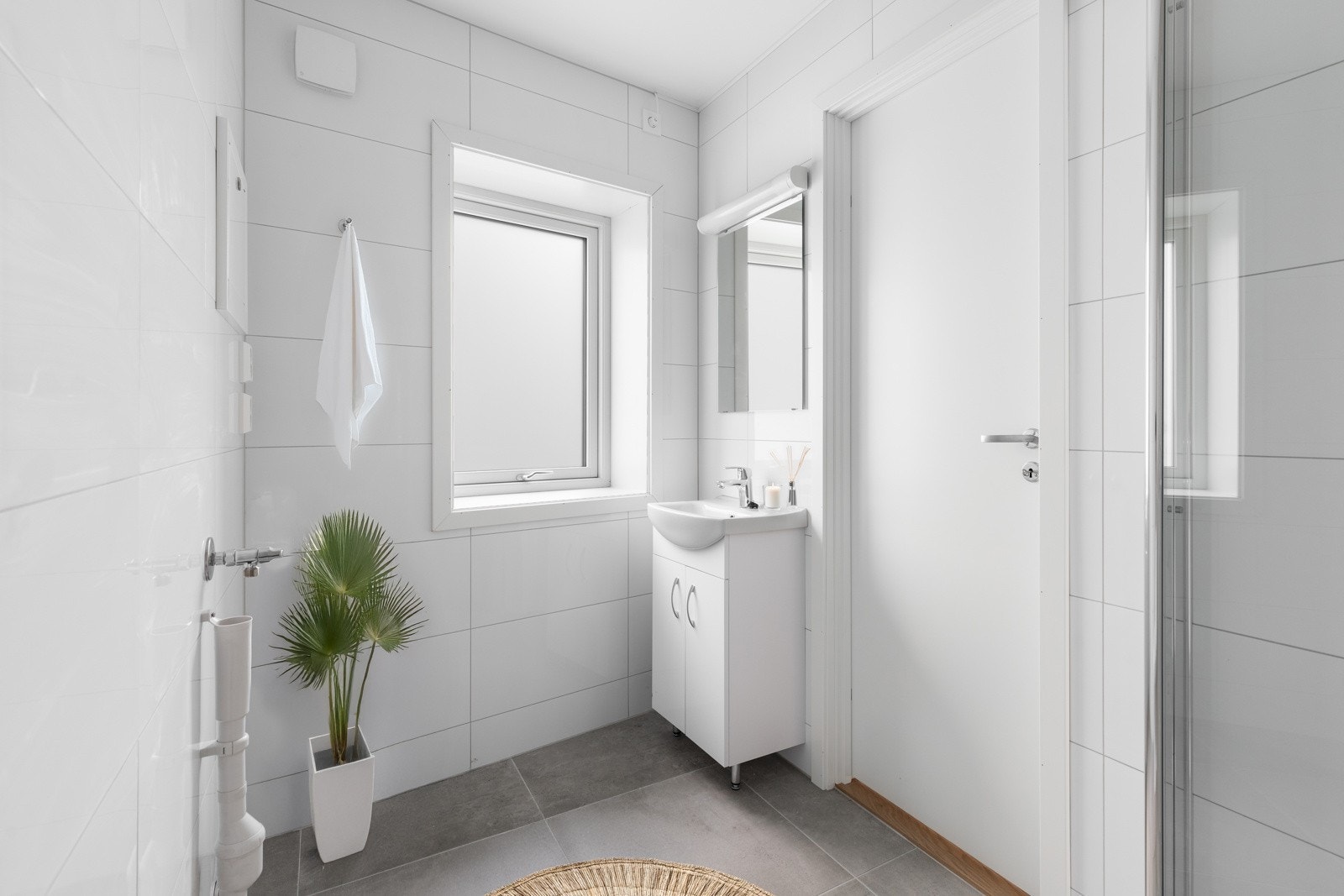 Leiligheten har et pent bad som ble oppgradert i 2022 med et flott resultat. Badet har grå gulvfliser, lyse veggfliser, varme i gulvet og mekanisk avtrekk. Galleribilde