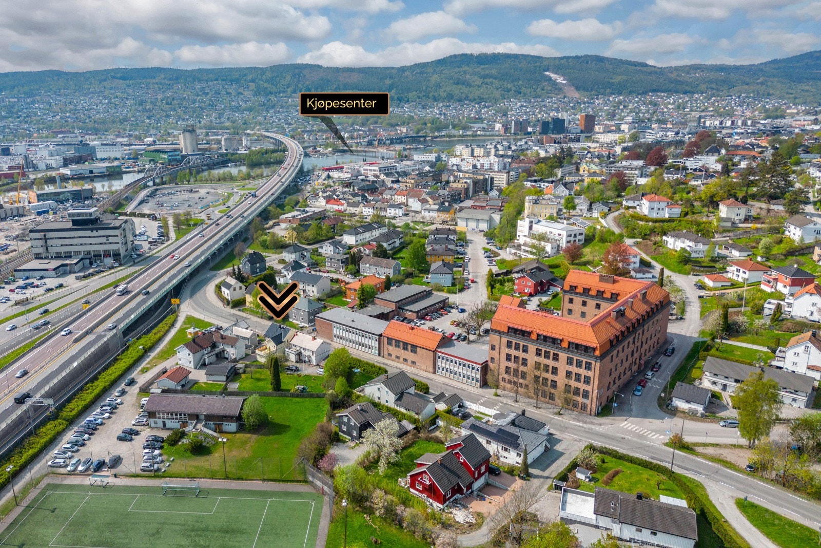 Boligen ligger rett ved Brakerøyabanen, det er bussholdeplass rett utenfor døren og kort gange til Brakerøya stasjon. Det er også kort gange til barneskolen, og det ligger både kjøpesenter og matbutikker i nabolaget. Galleribilde