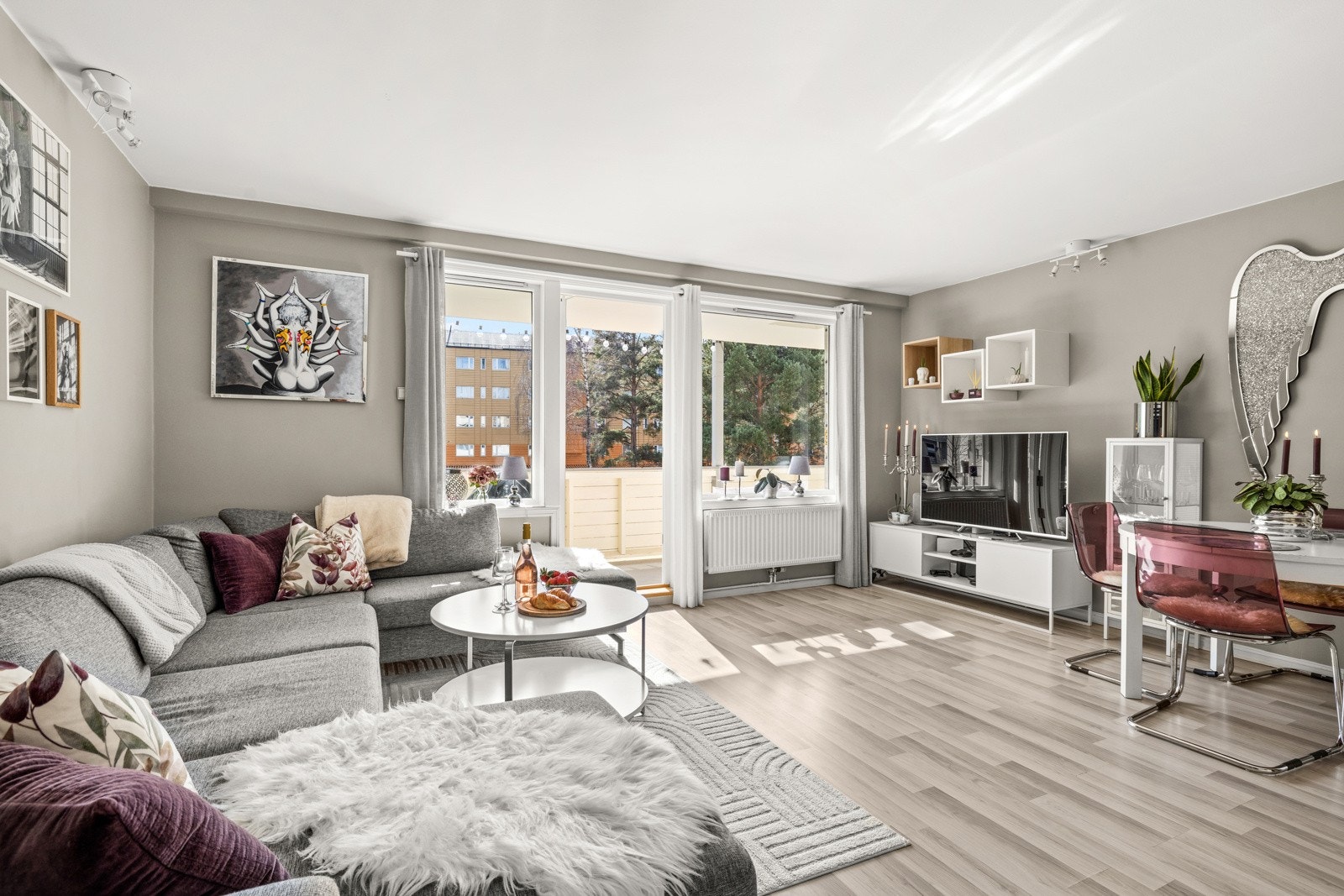 Lys og luftig stue med gode innredningsmuligheter. Galleribilde