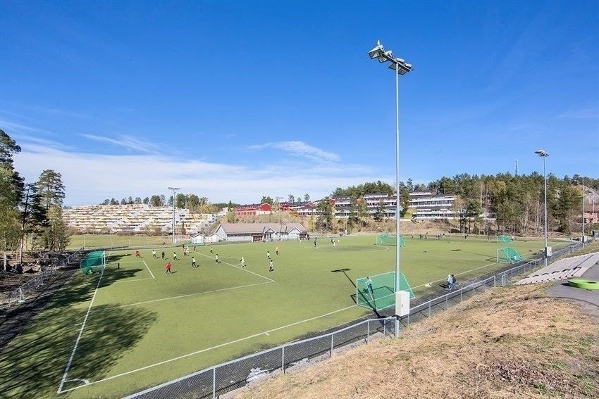 Holmlia har et bredt tilbud for barn og unge. Flere arenaer for organisert idrett, samt svømmehall og idrettshall Galleribilde