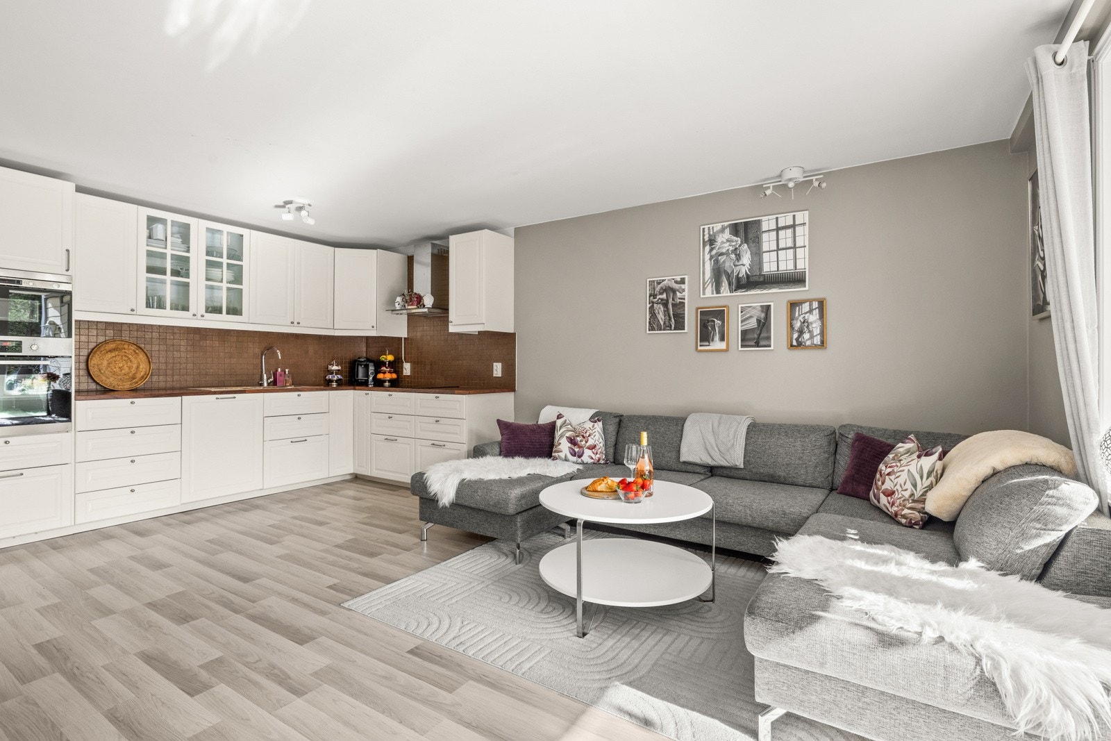 De store vindusflatene gir sammen med det tidsriktige fargevalget mye naturlig lys og en god romfølelse. Galleribilde