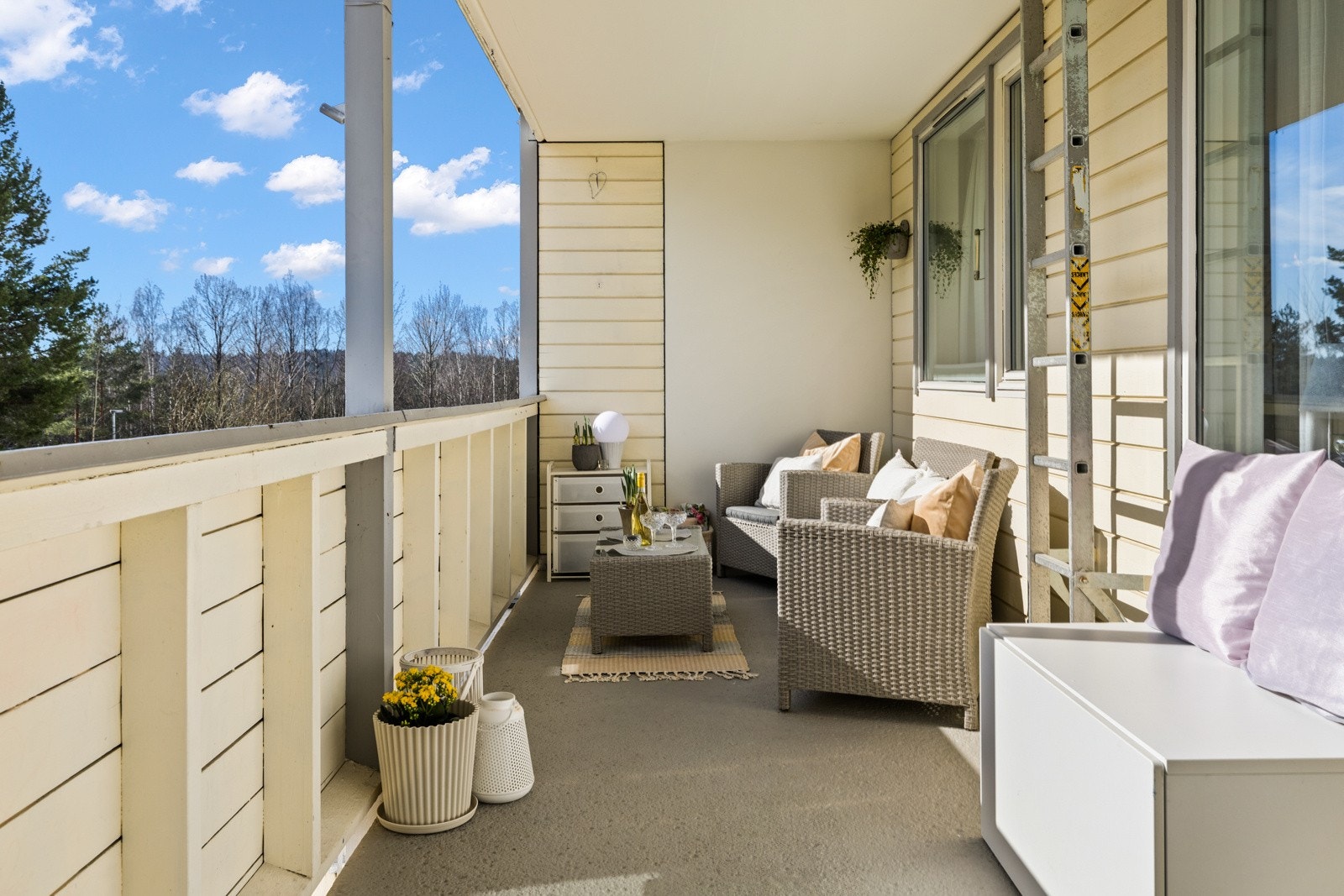 Fra stuen er det direkte adkomst til stor balkong på ca. 13 kvm. Utvendig bod på 2,3 kvm, og ny balkongdør fra 2014. Galleribilde