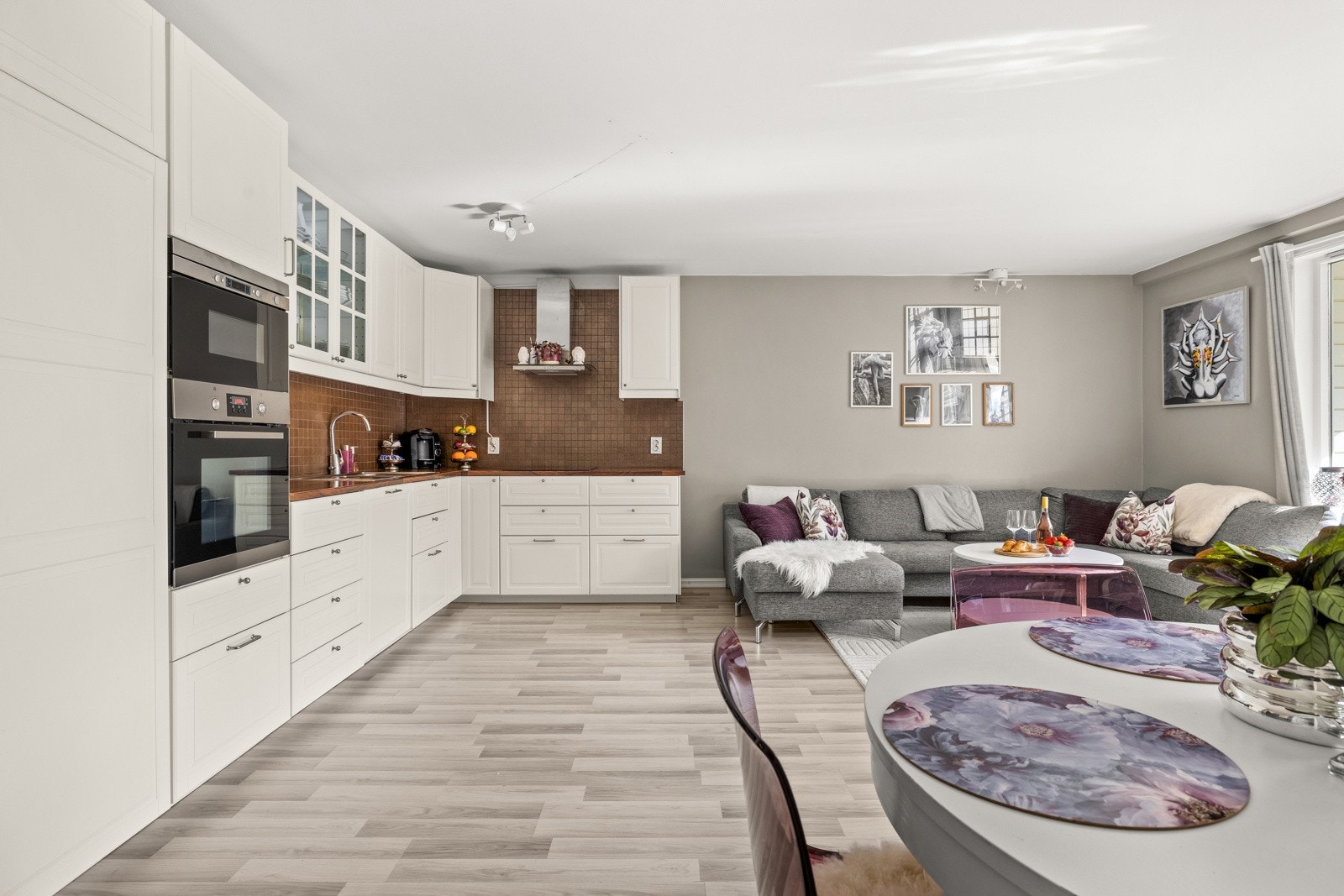 Lekkert kjøkken fra 2013. Sosial og åpen planløsning. Galleribilde