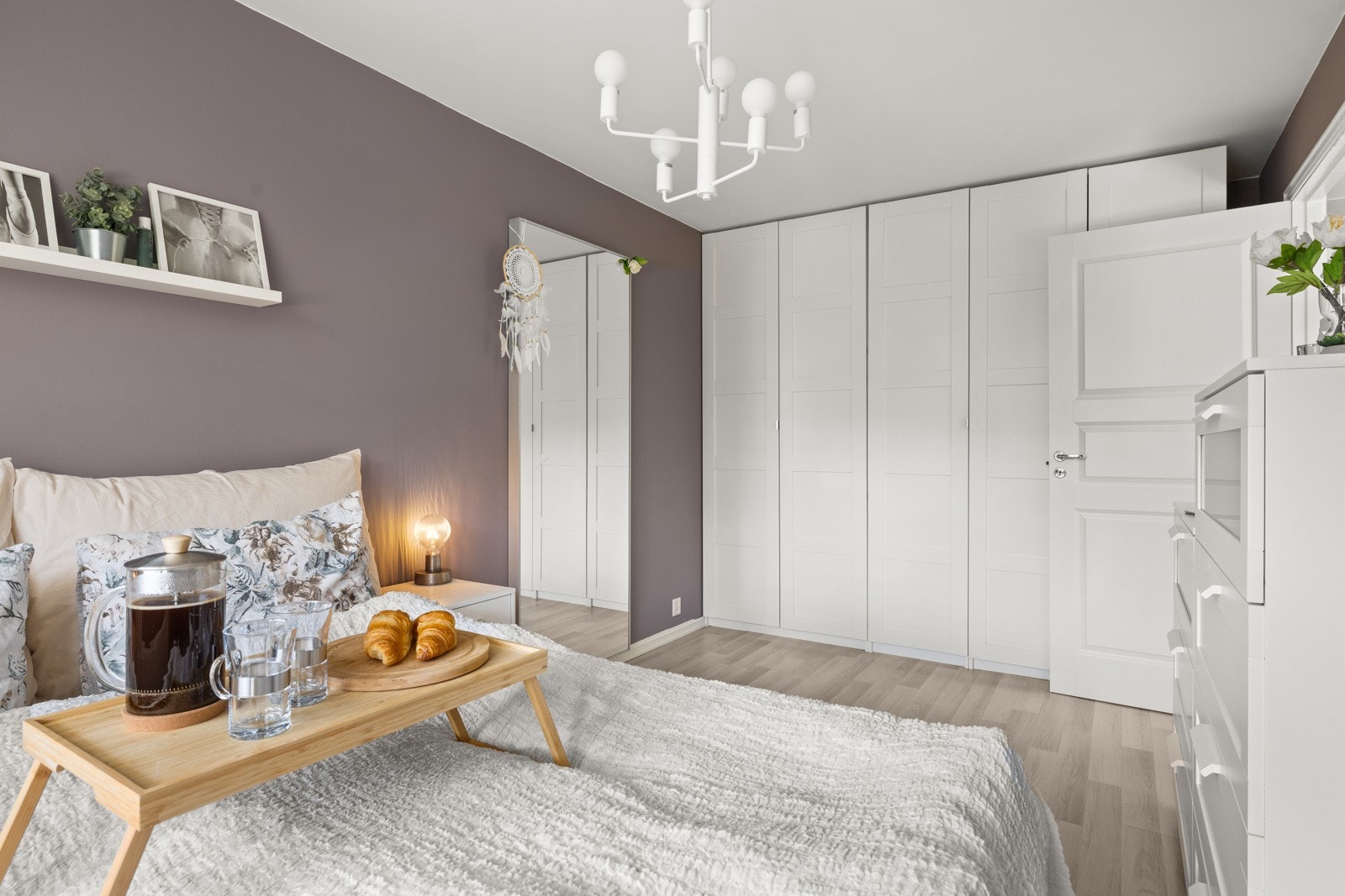 Praktisk garderobe med mye god oppbevaringsplass. Galleribilde