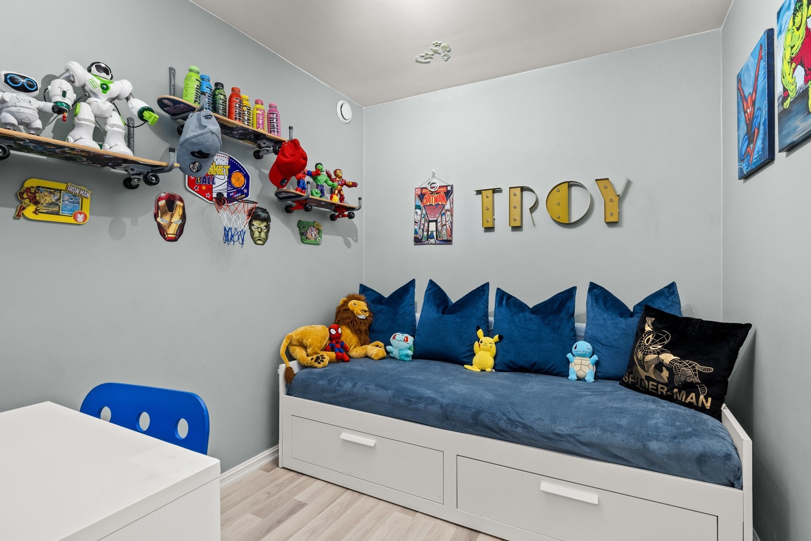 Praktisk, innredet rom som benyttes som barnerom. Byggemeldt som bod. Galleribilde