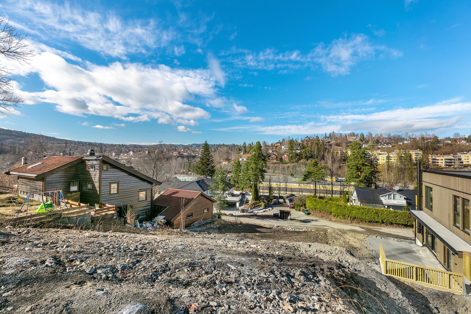 Tomten sett fra Holmen kirke og med utsikt vest/nord Galleribilde