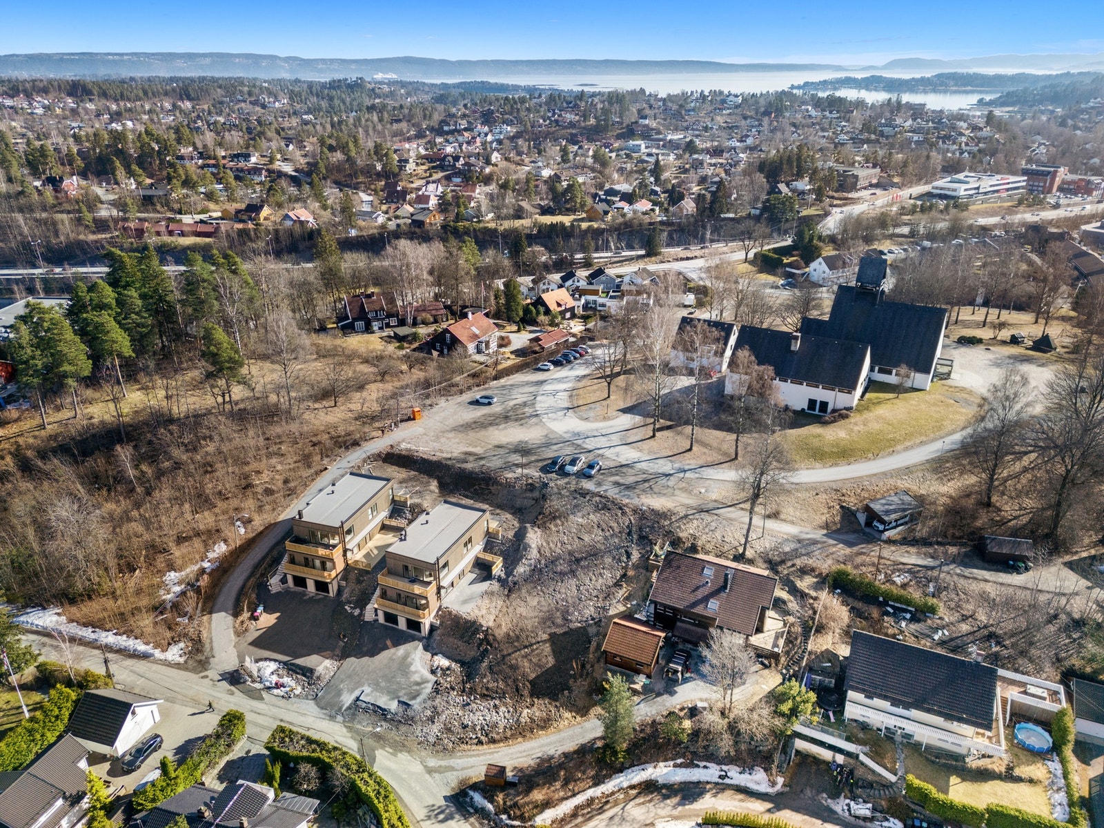 Oversiktsbilde med Holmen kirke på sydsiden av eiendommen Galleribilde