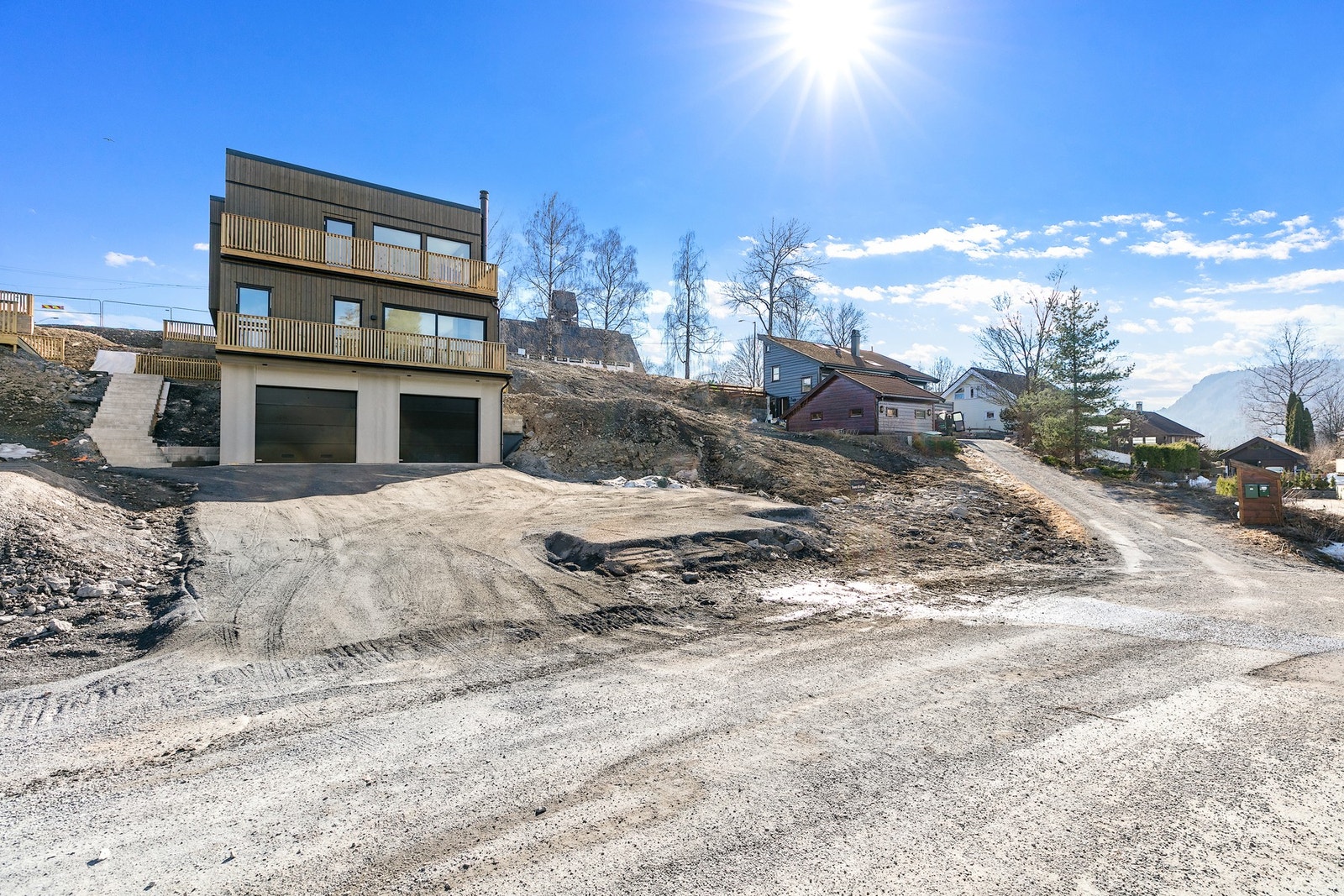 Tomten er skrånende og ligger mellom Bjørklundsveien og Holmen kirke Galleribilde