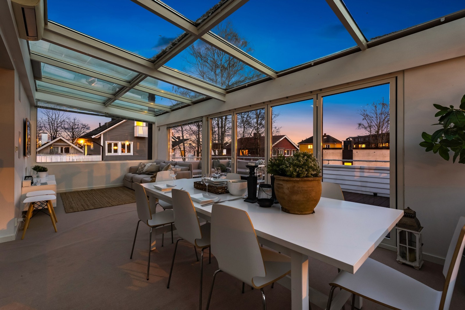 Foldedør mellom vinterhage og terrasse er i aluminium og isolerglass fra
2017 Galleribilde