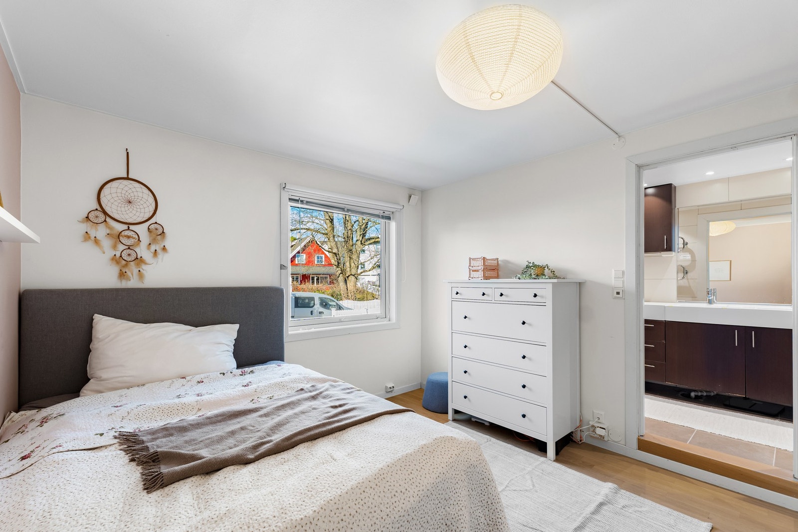 Et av soverommene ligger tilknyttet et av baderommene som en slags suiteløsning Galleribilde