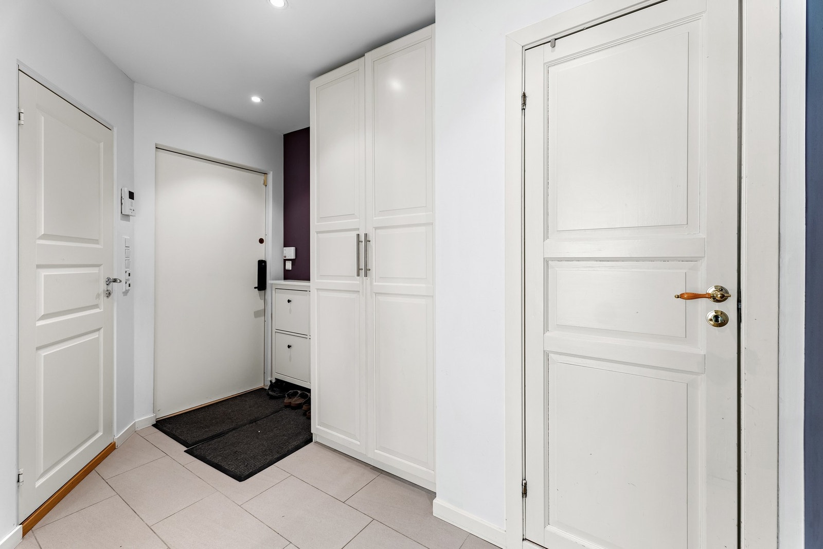 Entréen er romslig med downlights i tak og flislagt gulv Galleribilde