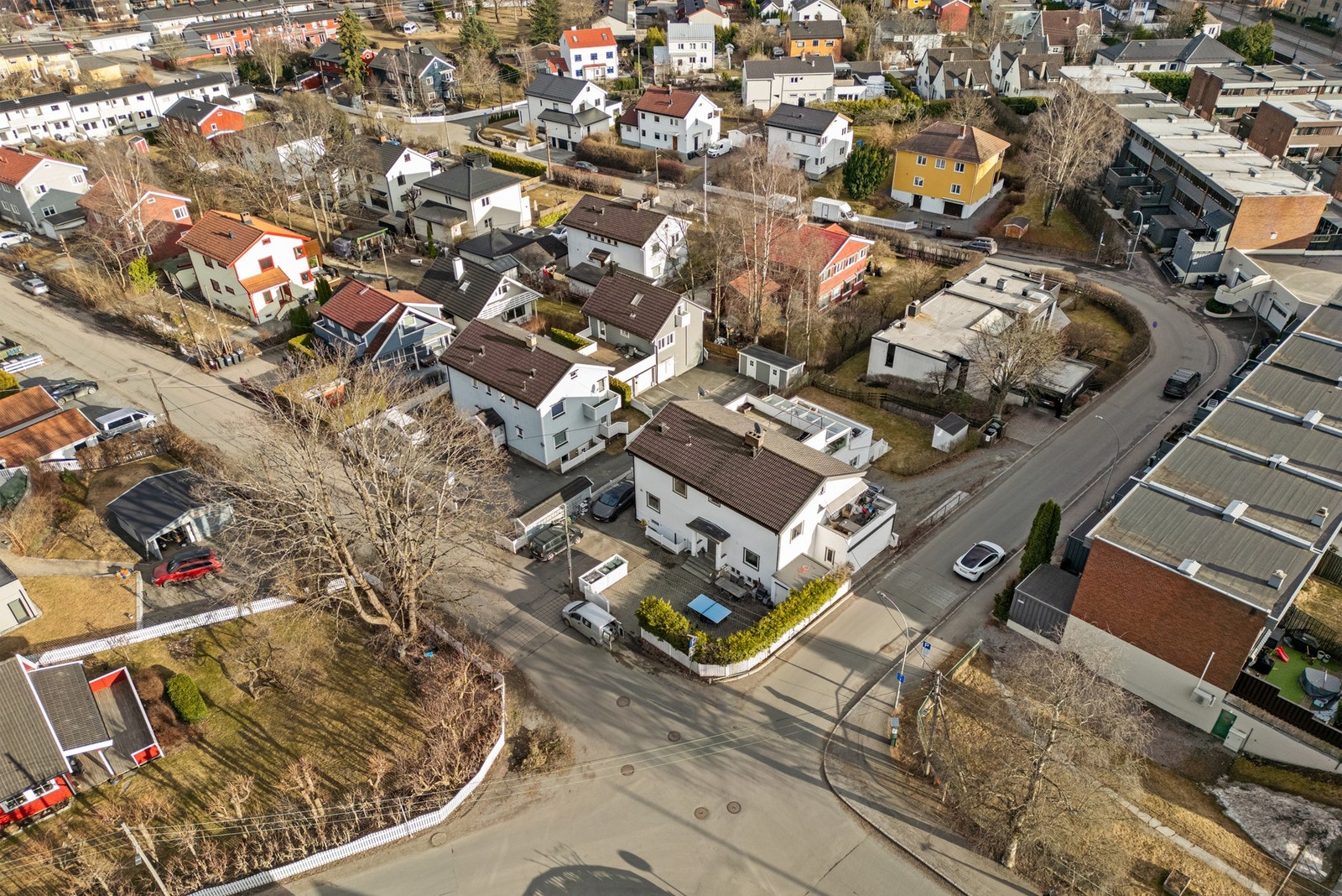 Det er opplyst at det deles en utebod med seksjon 1 på siden av huset, denne er målt til ca. 6,4 m². Galleribilde
