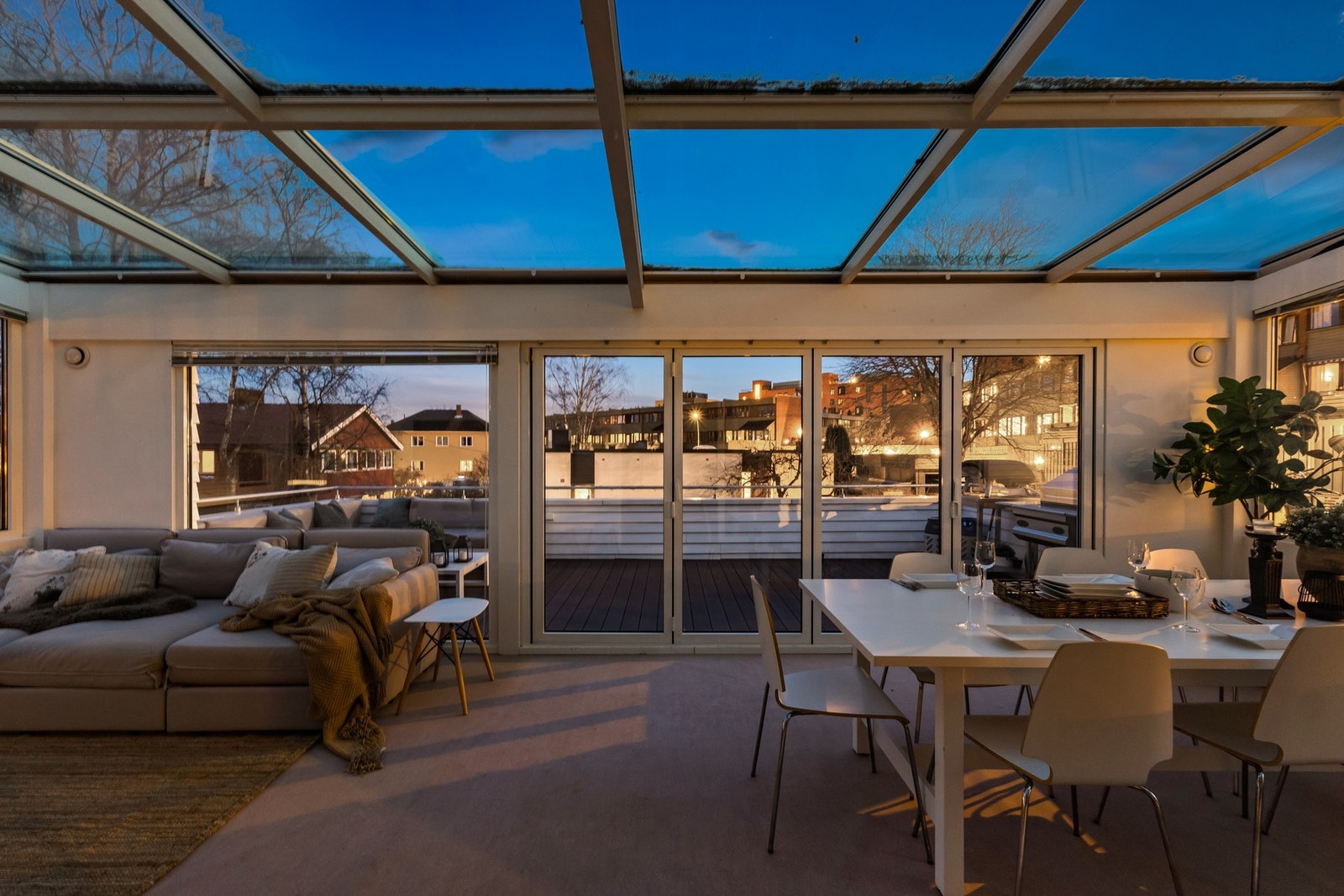 Fra stuen er det utgang til en romslig vinterhage Galleribilde