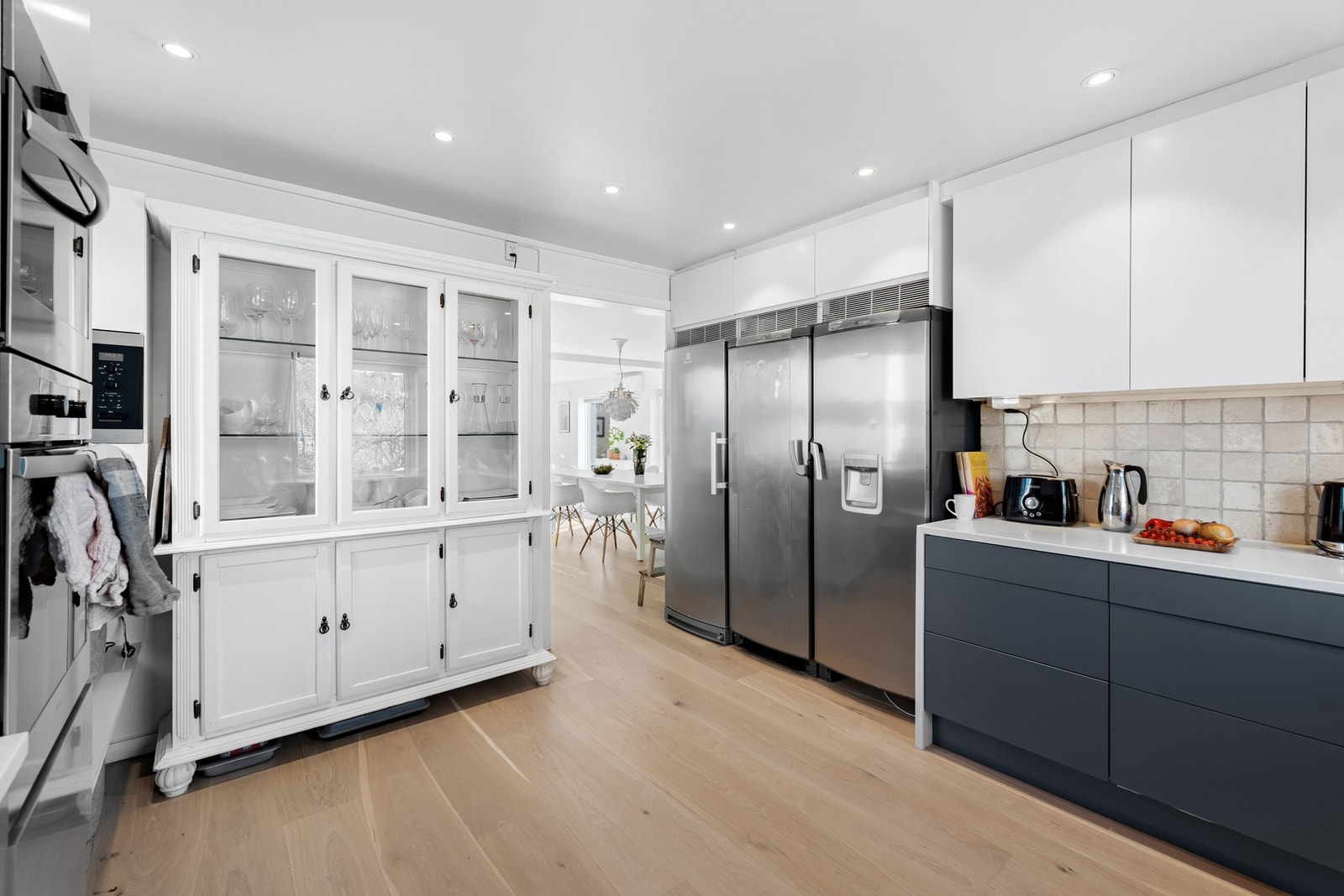 Det er plass til kjøle/fryseskap.
Waterguard er montert i benkeskap under kum. Galleribilde