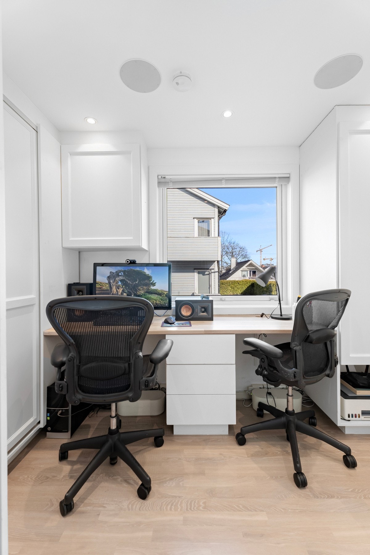 Kontor som også har garderobeskap Galleribilde