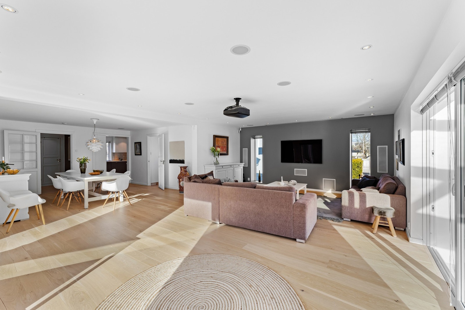 Himlingshøyden i stuen er målt til ca. 2,40 m Galleribilde