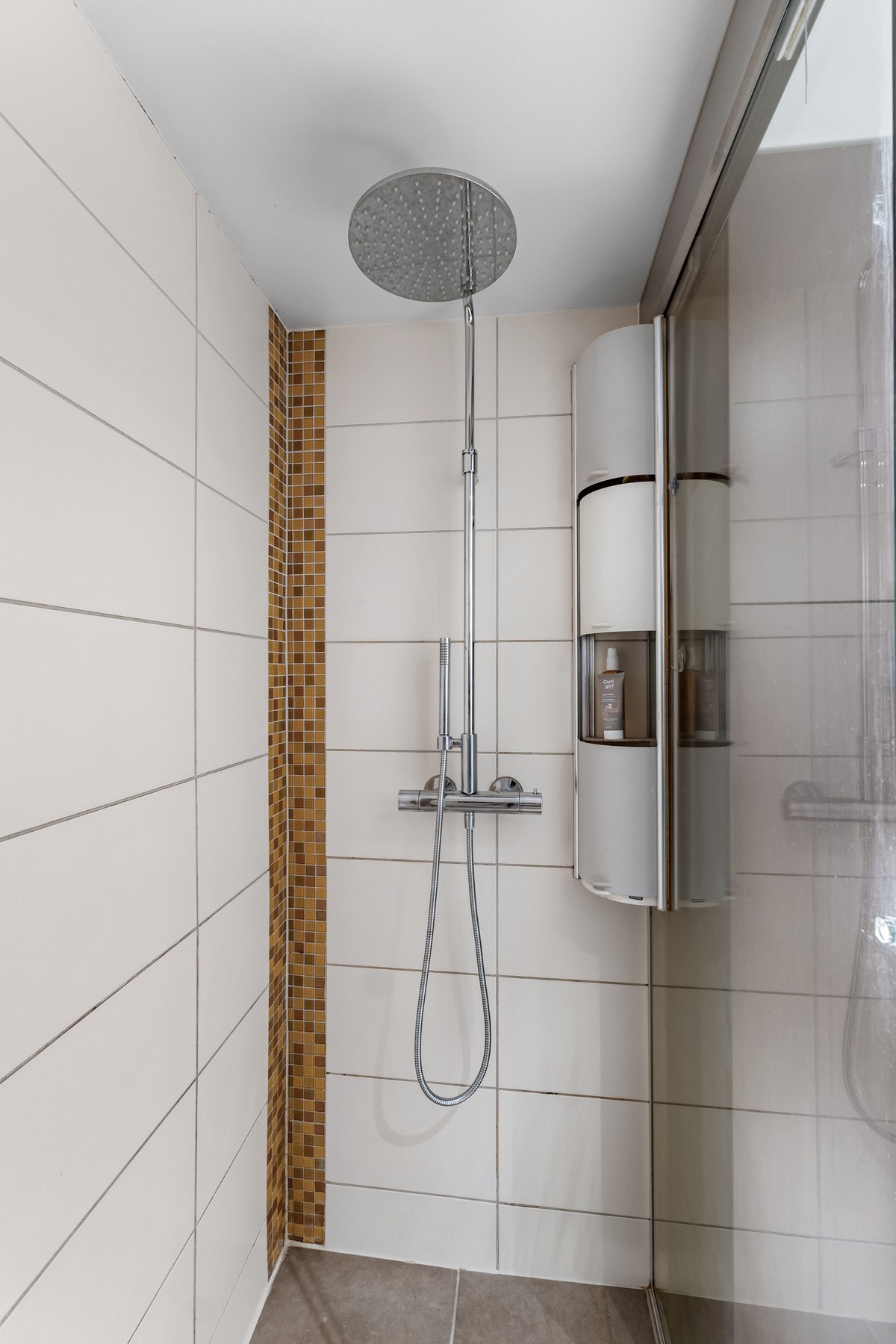 Baderommet har en romslig dusjesone i den ene enden Galleribilde