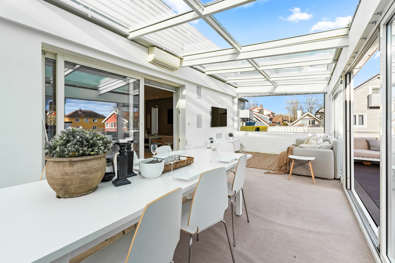 Skyvedør mellom stue og vinterhage i trerammer og isolerglass fra 2012 Galleribilde