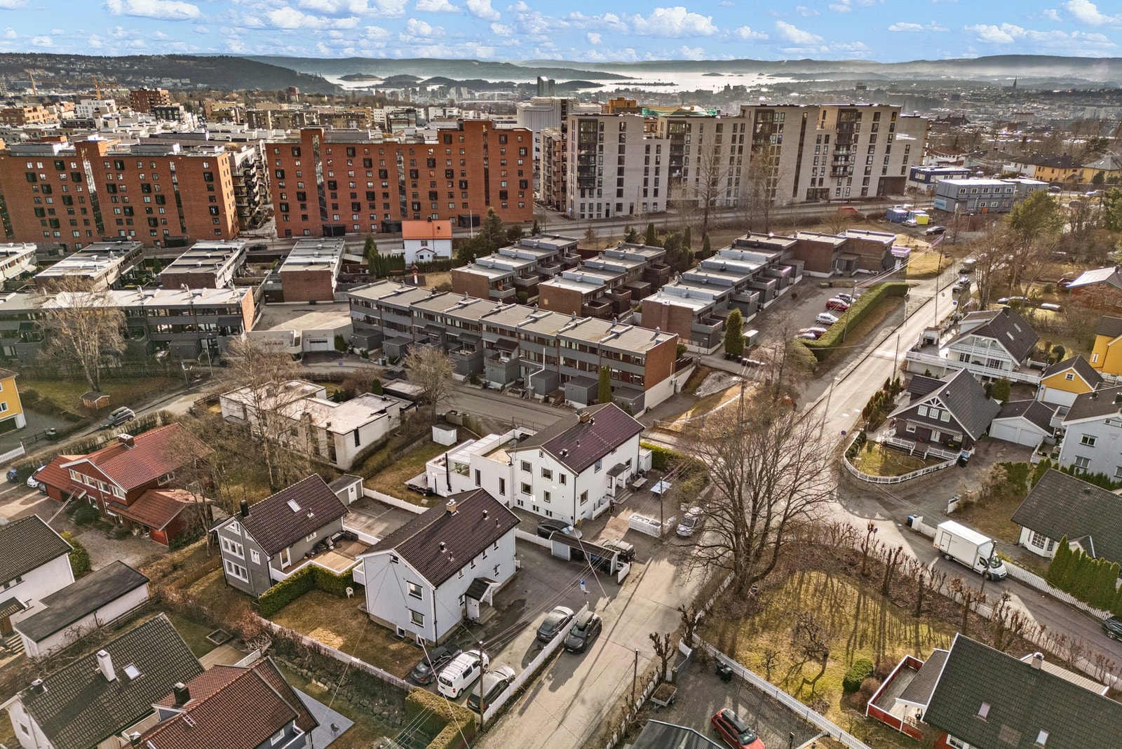 Med en barnevennlig beliggenhet i et rolig nabolag, er dette et ideelt hjem for familier som ønsker nærhet til både natur og byens fasiliteter Galleribilde