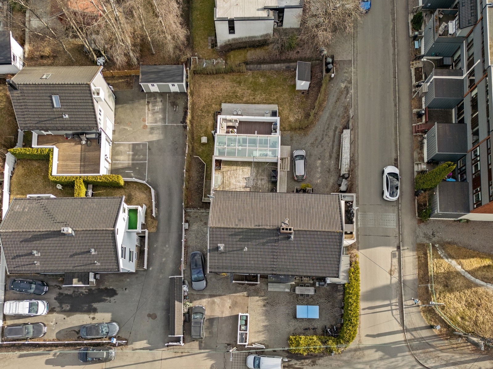 Dronefoto av tomt og boligen Galleribilde