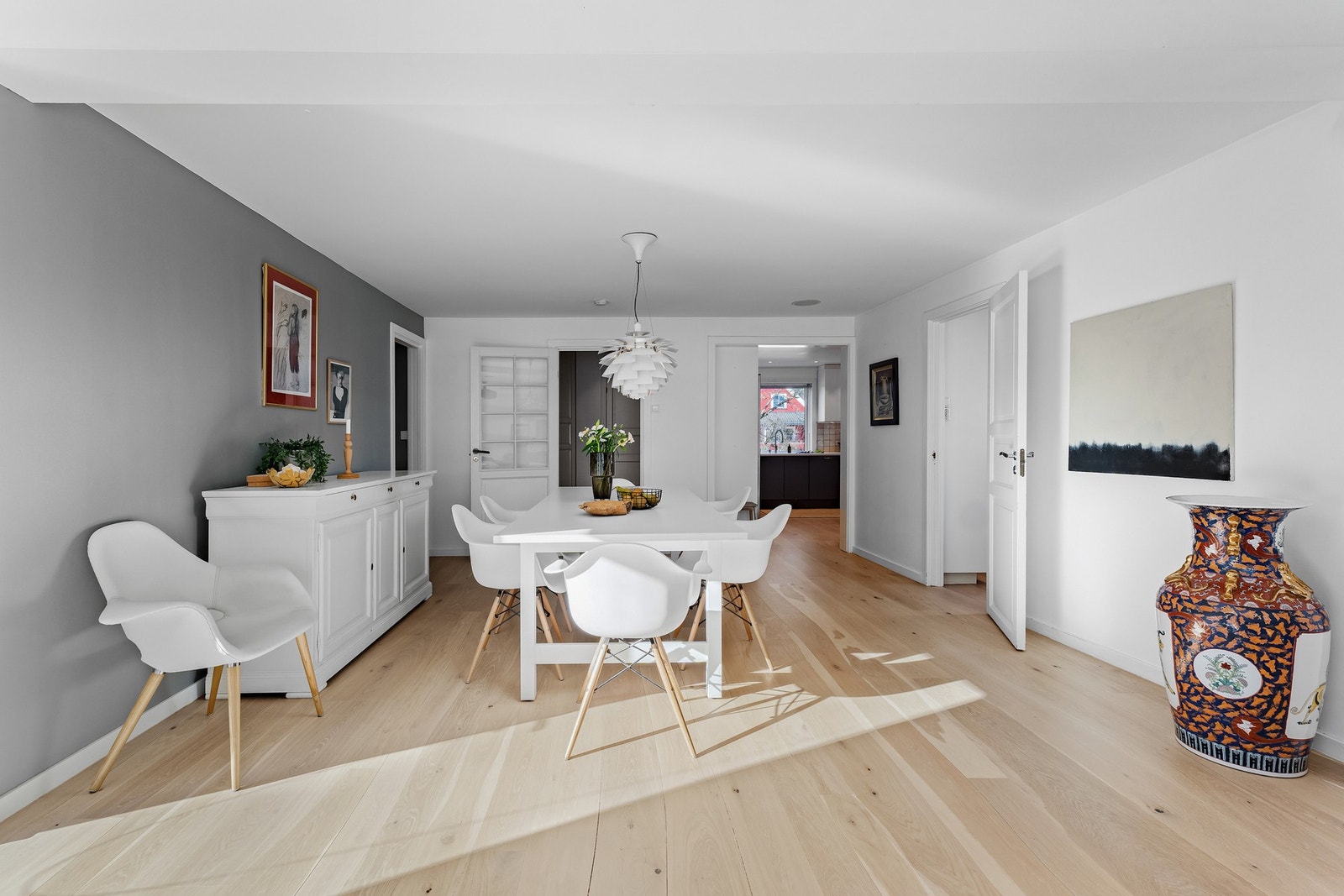 Det er varmekabler i gulvene på stue, spisestue og kjøkken Galleribilde