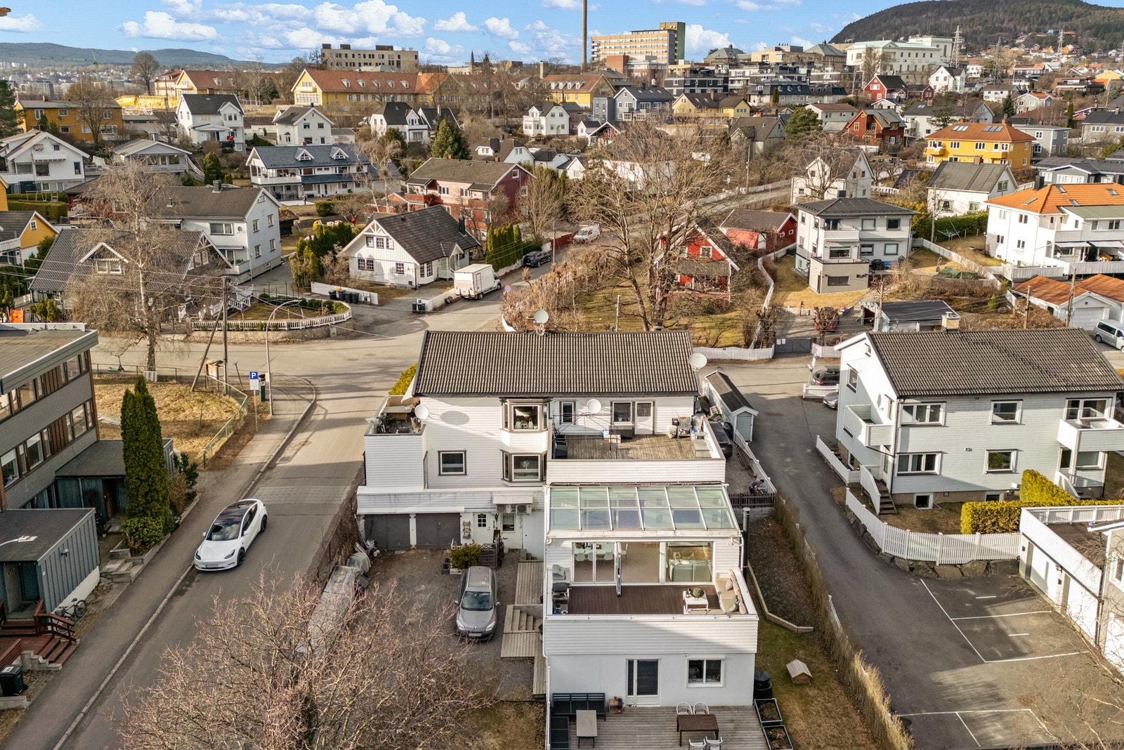 Boligen har en sentralt beliggenhet i etablert boligbebyggelse på Refstad Galleribilde