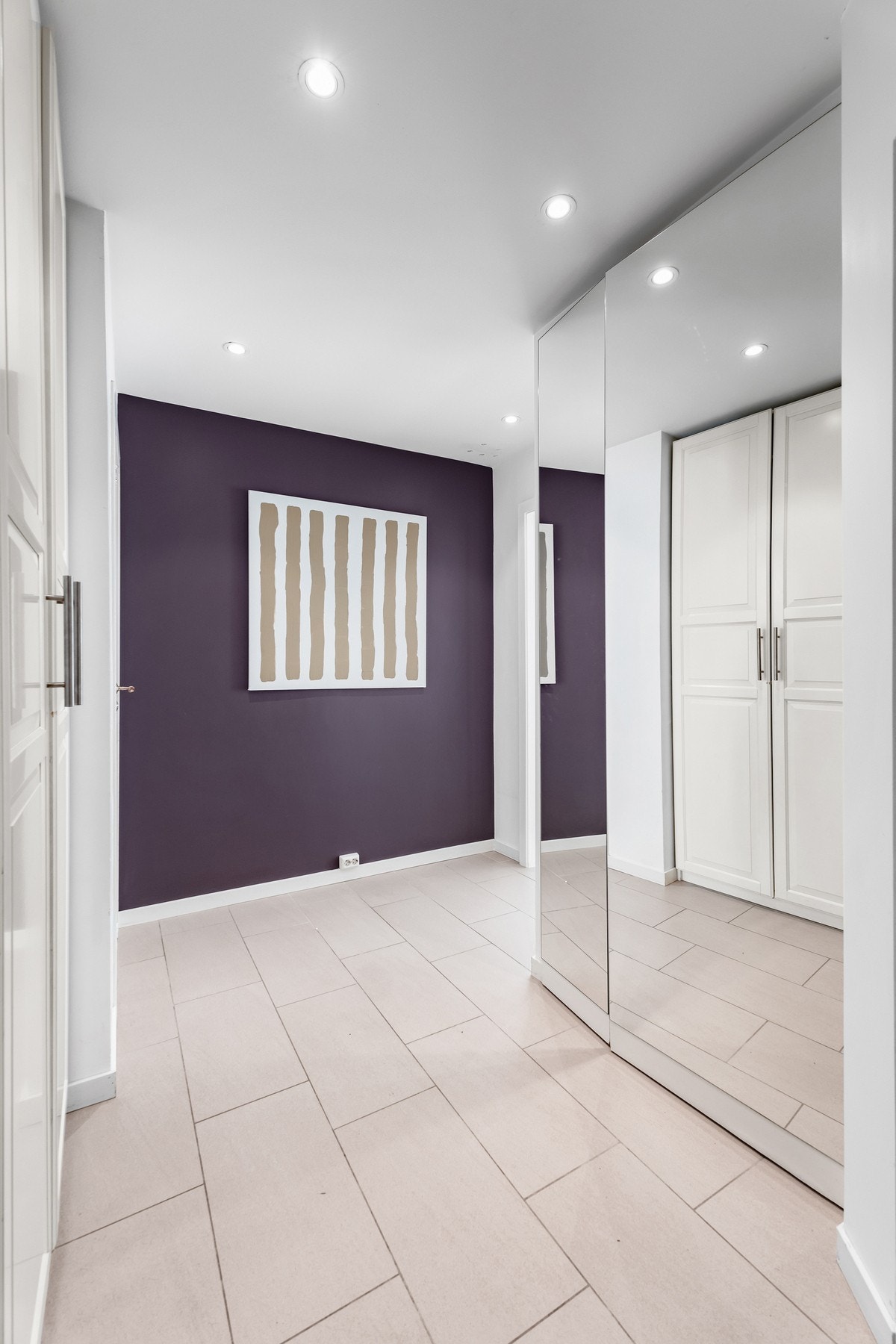 Entréen har skyvedørsgaderobe for oppbevaring av yttertøy etc. Galleribilde