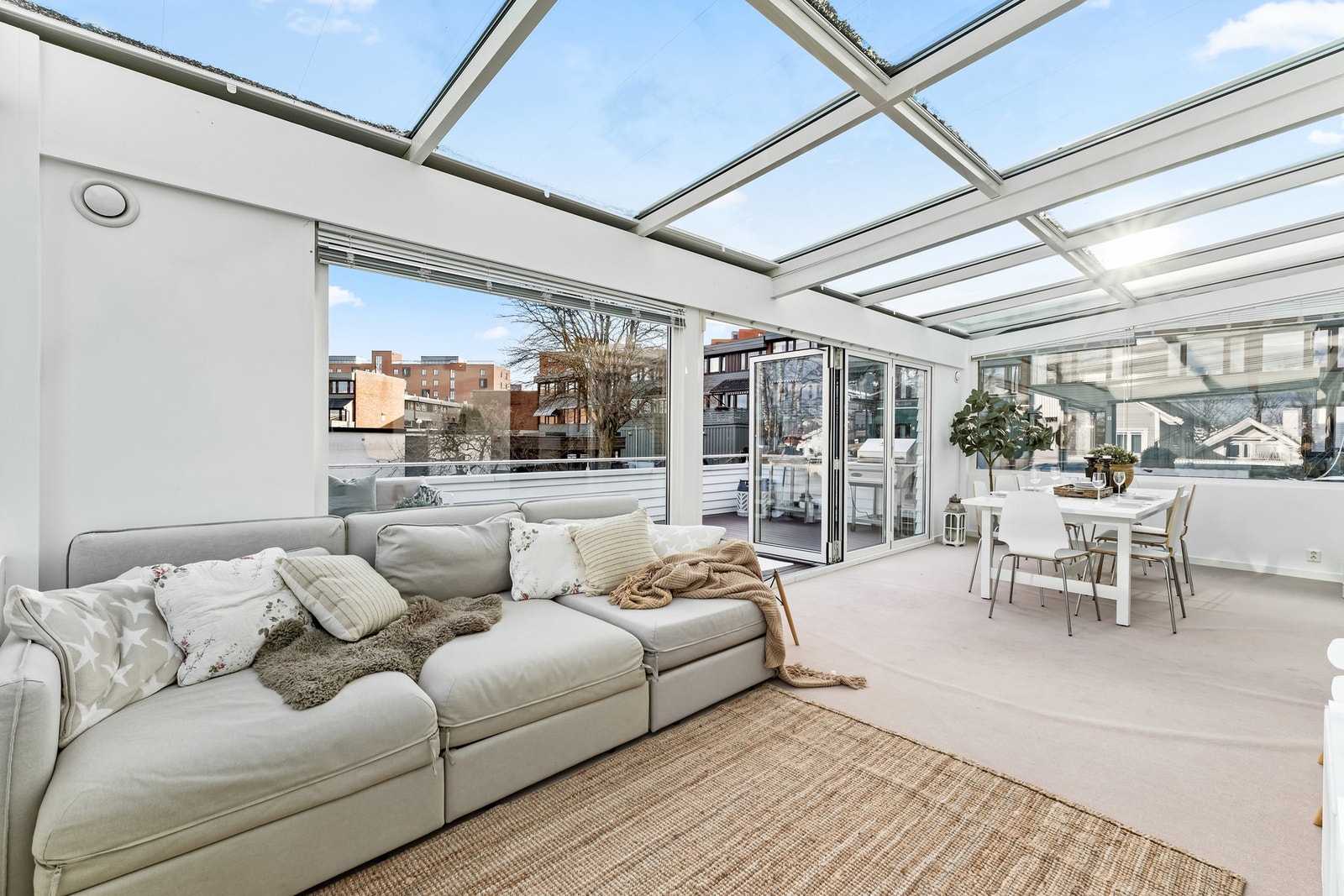 Vinterhagen er utstyrt med varmepumpe og gulvvarme med videre adkomst til terrasse Galleribilde