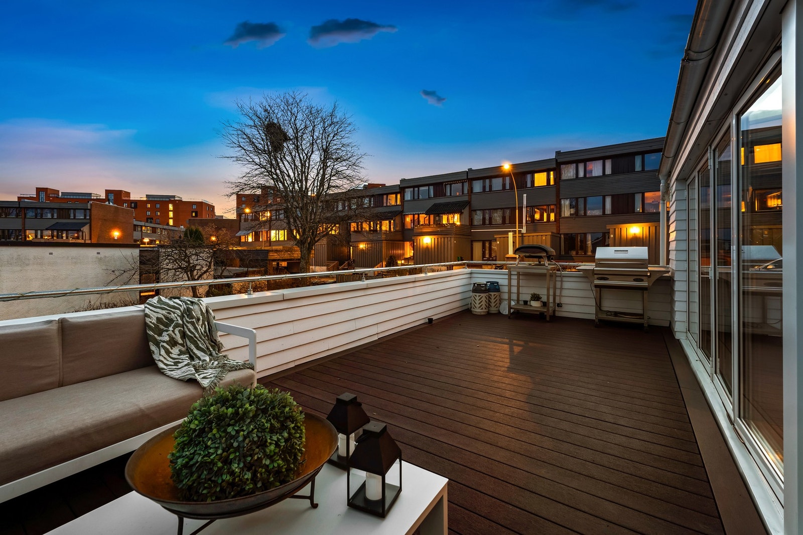 Utgang fra vinterhage til terrasse med ett gulvareal på ca. 26 m² Galleribilde