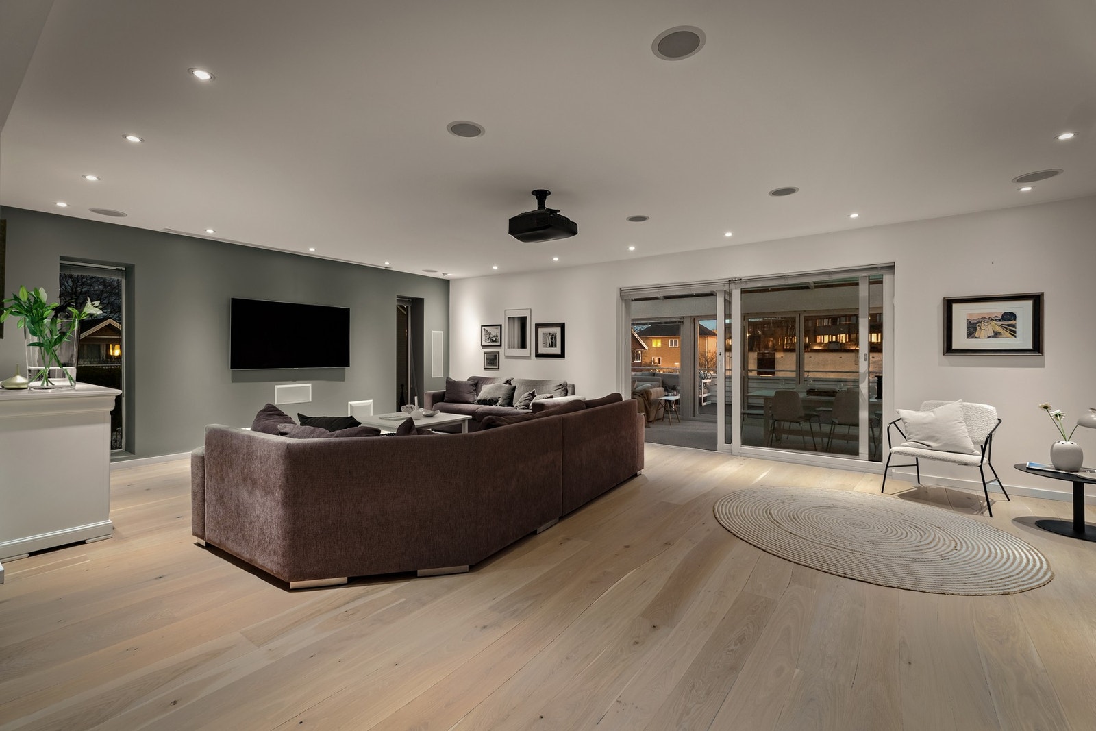 I TV-stuen er all elektronikk skjult. Det er downlights og surround-anlegg i tak Galleribilde