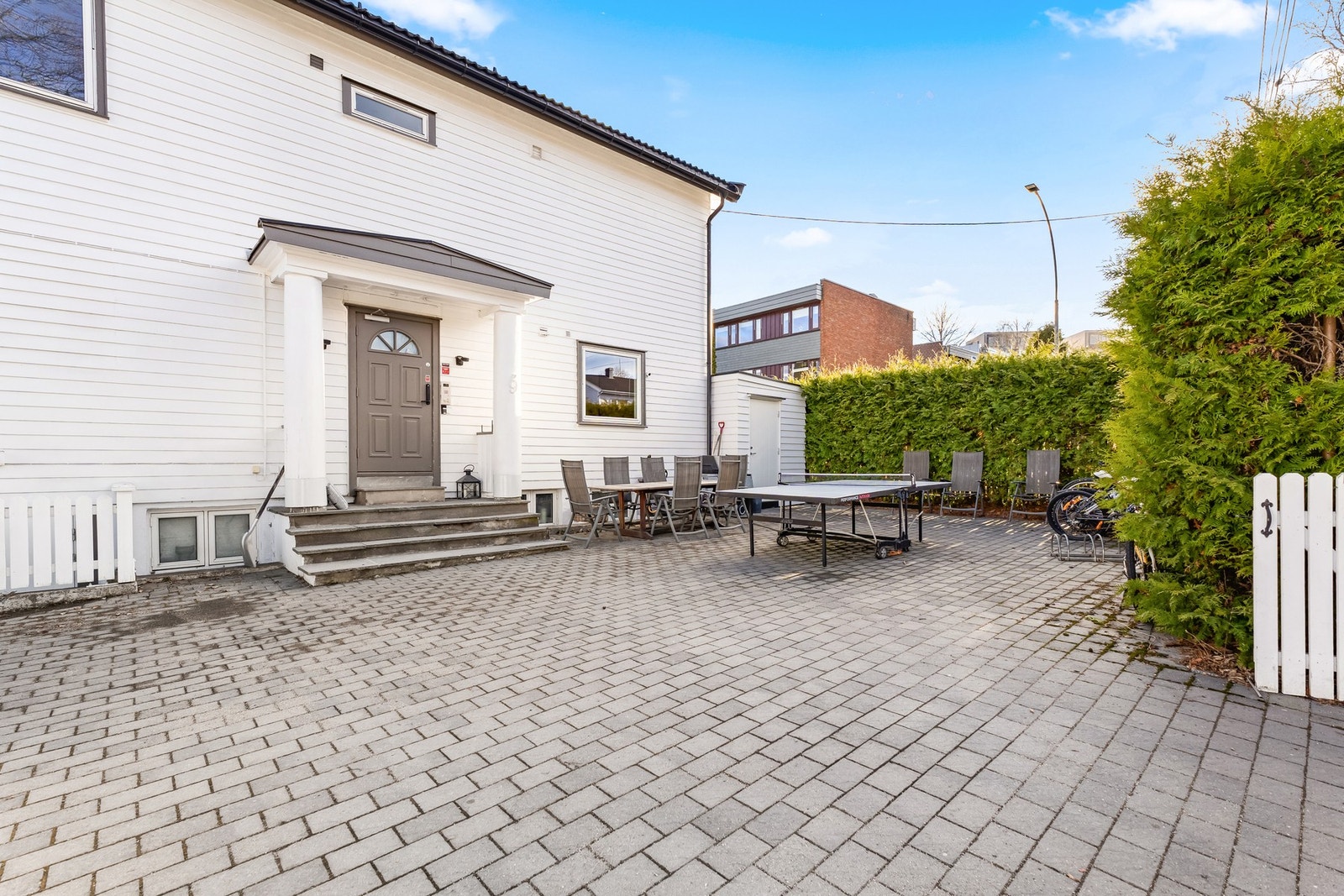 Denne seksjonen disponerer fremsiden av boligen mot hekk. Gårdsplass er belagt med belegningsstein. Galleribilde