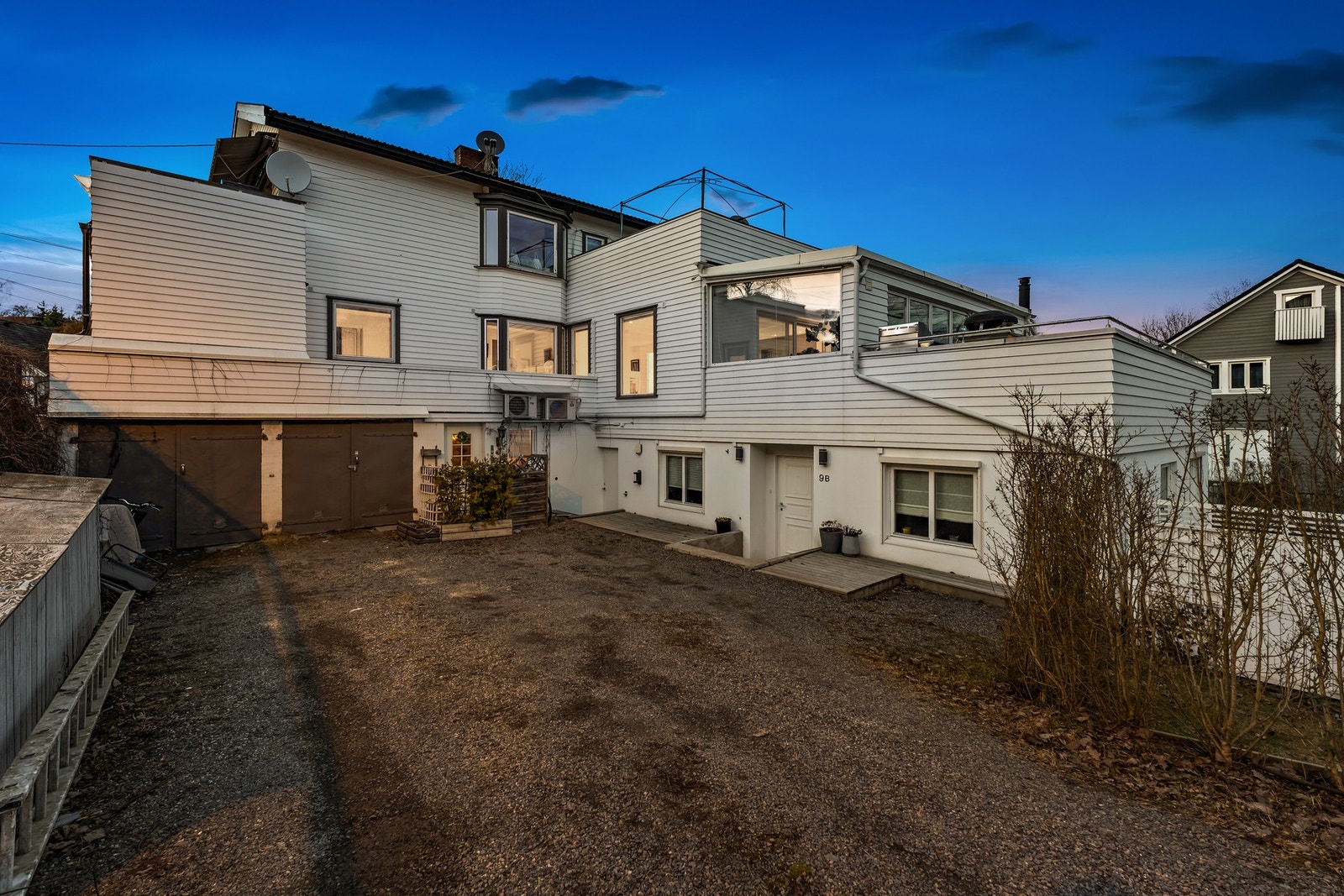 Seksjonen har en garasje med adkomst via baksiden av boligen, gulvarealet i garasjen er målt til ca. 14,3 m².
Garasjen brukes i dag som lagring. Galleribilde