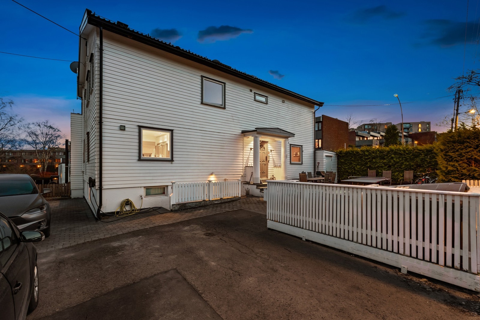 På fremsiden disponerer seksjonen en biloppstillingsplass med elbil-lader montert på gårdsplass. Galleribilde