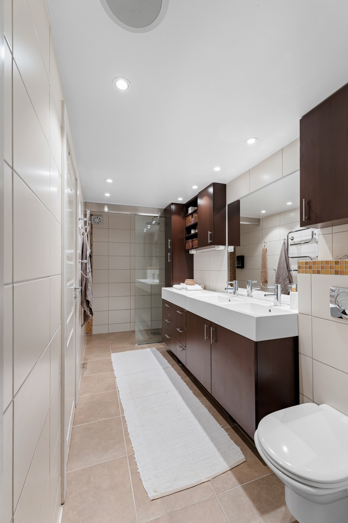 Et romslig baderom som har inngang fra to sider Galleribilde