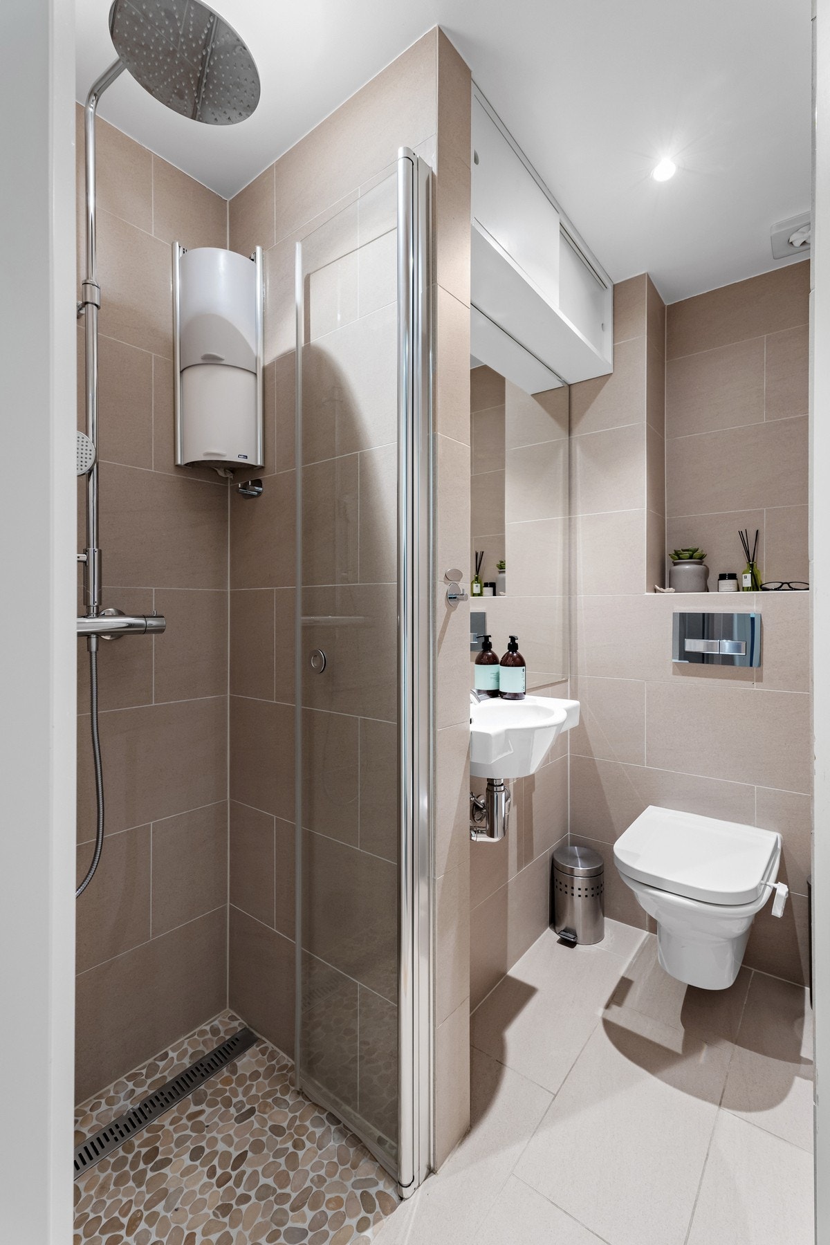 Det er også et flislagt bad ved entré/gang. Dette også med dusjsone. Dette våtrommet har elektrisk avtrekksvifte i himling. Galleribilde