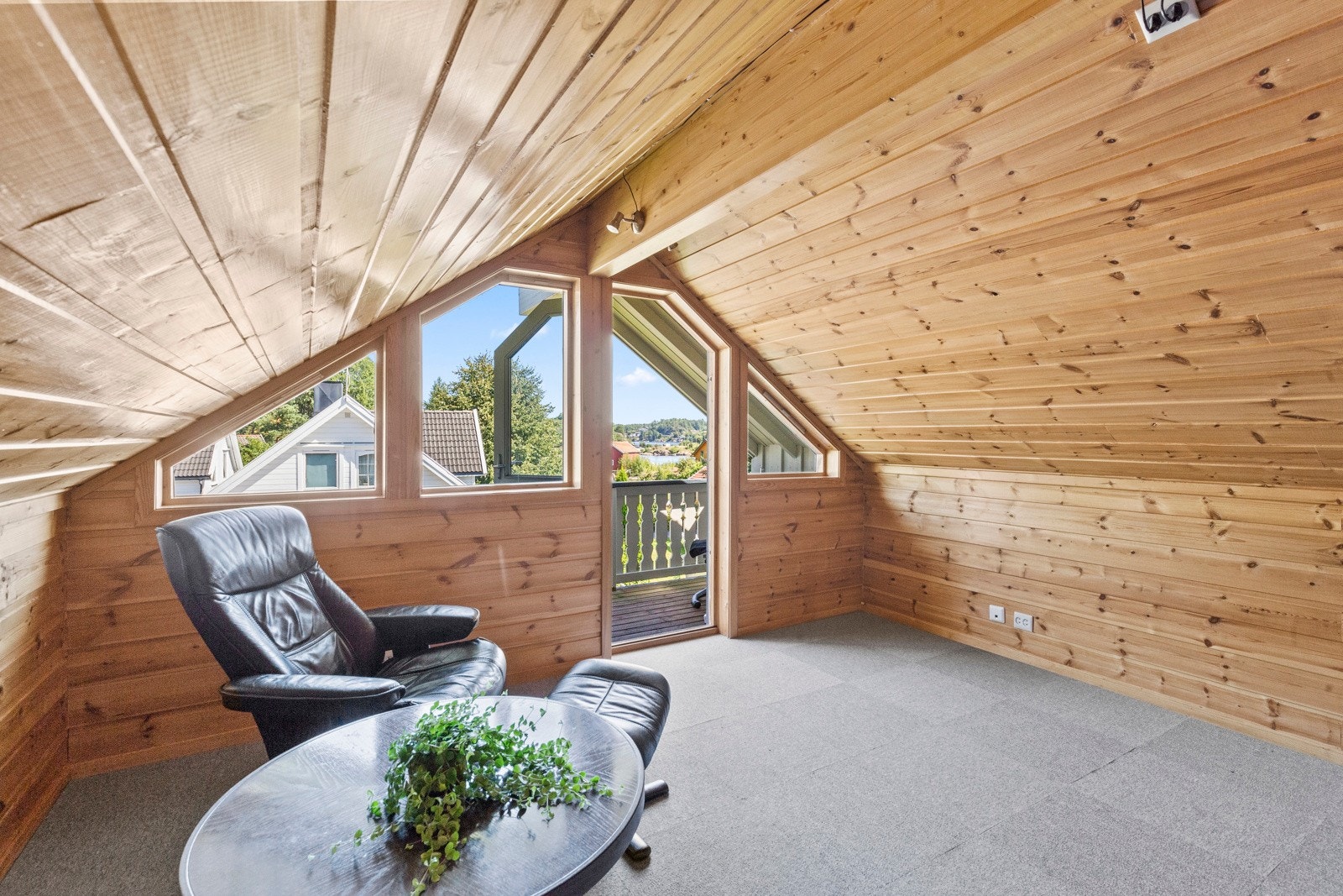 I andre etasje er det en luftig loftstue med utgang til en egen, overbygd balkong. Galleribilde