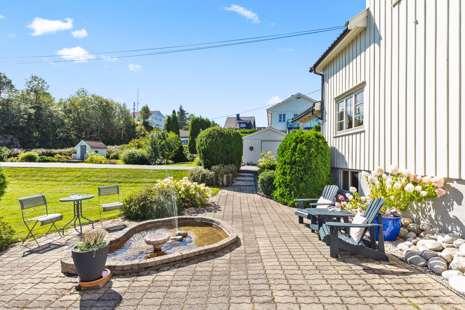 Uteplassens sydvendte beliggenhet sørger for upåklagelige solforhold. Galleribilde