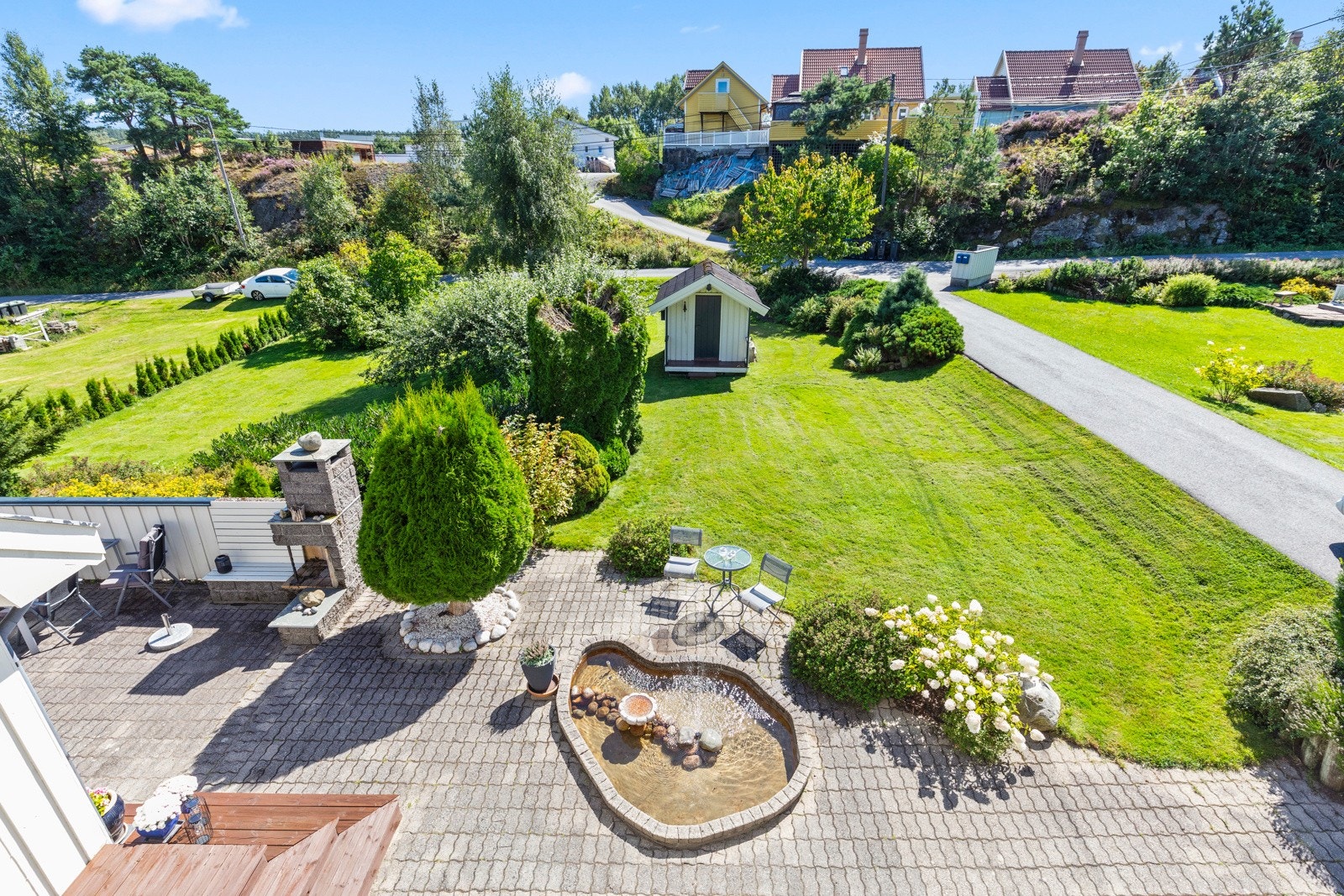 Beliggenheten er barnevennlig og rolig, med kort vei til skoler og idrettsanlegg. Galleribilde