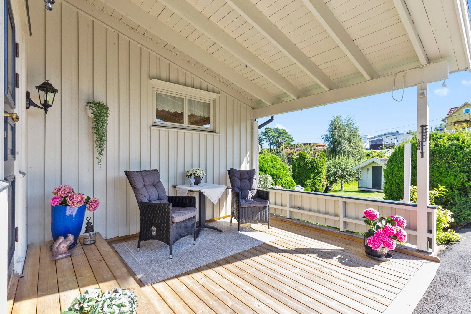 Velkomstterrassen har dekke i tre og veggmontert, klassisk utebelysning. Galleribilde