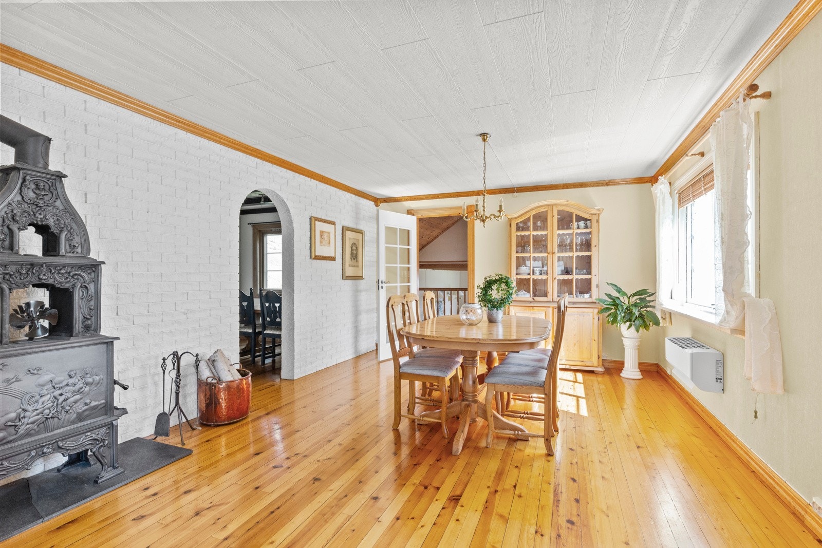 I spisestuen er det både vedovn og en varmepumpe fra 2024. Galleribilde