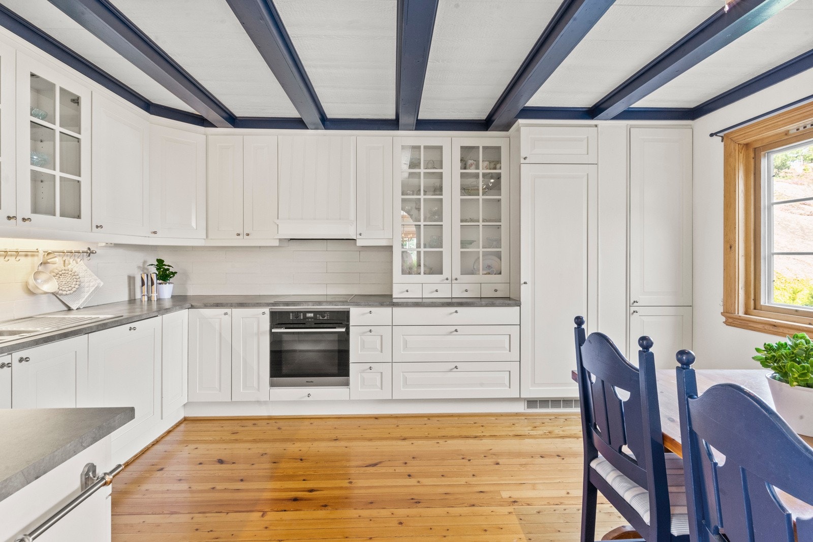 Kjøkkenet var nytt i 2010, og har et klassisk og pent design med god skap- og benkeplass. Galleribilde