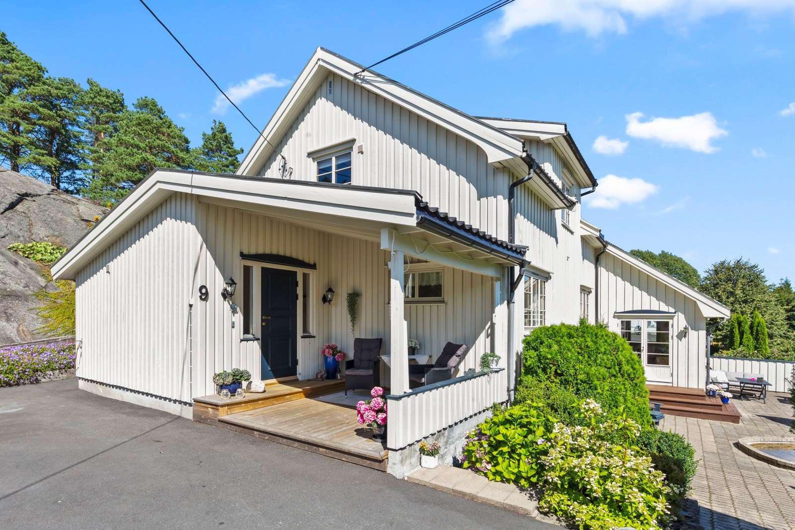 Nydelig overbygget platting ved inngangspartiet, en lun og fin plass og nyte både morgen og ettermiddagskaffi Galleribilde