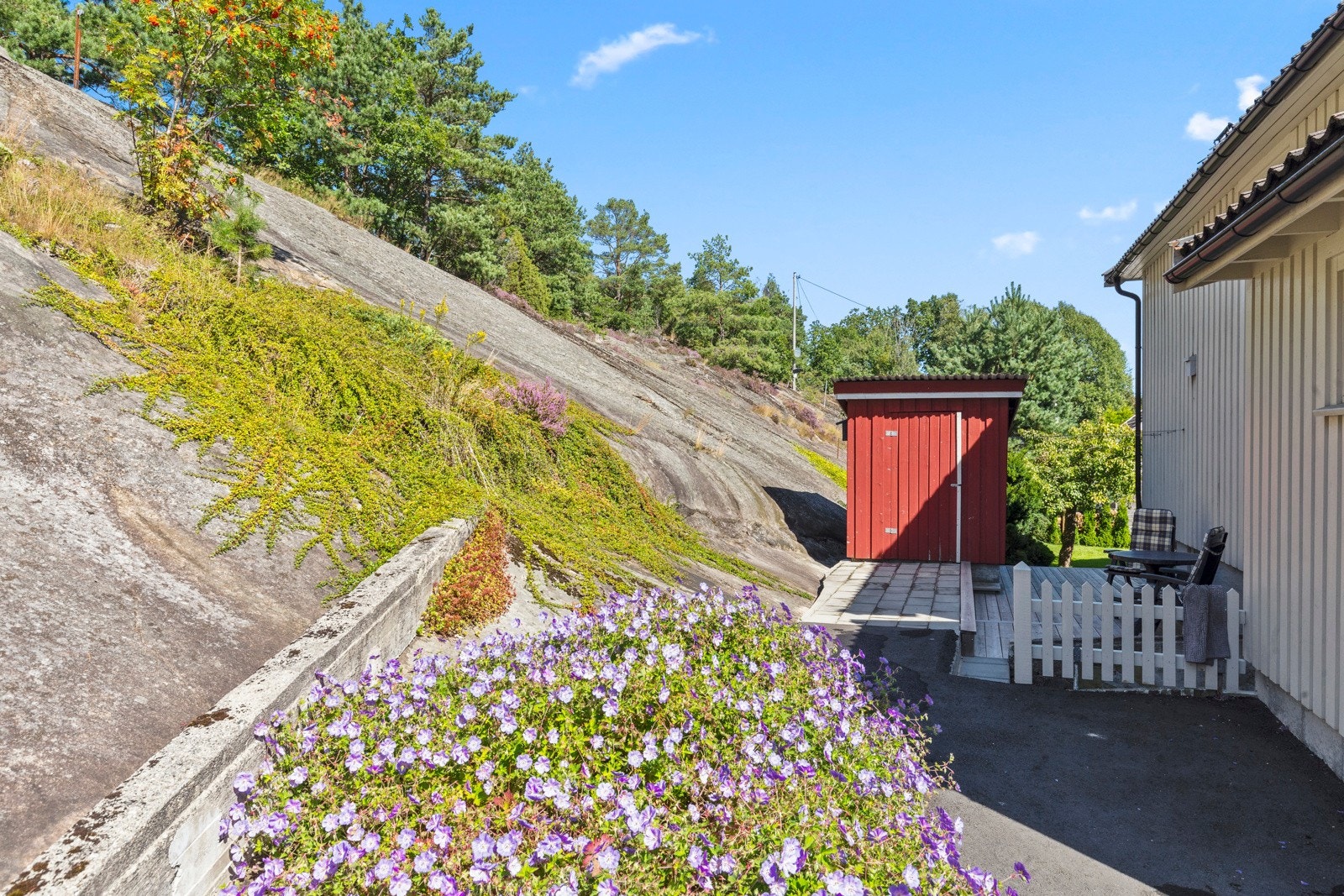 På baksiden av huset er det en frittliggende utebod på ca. 5 kvm. Galleribilde